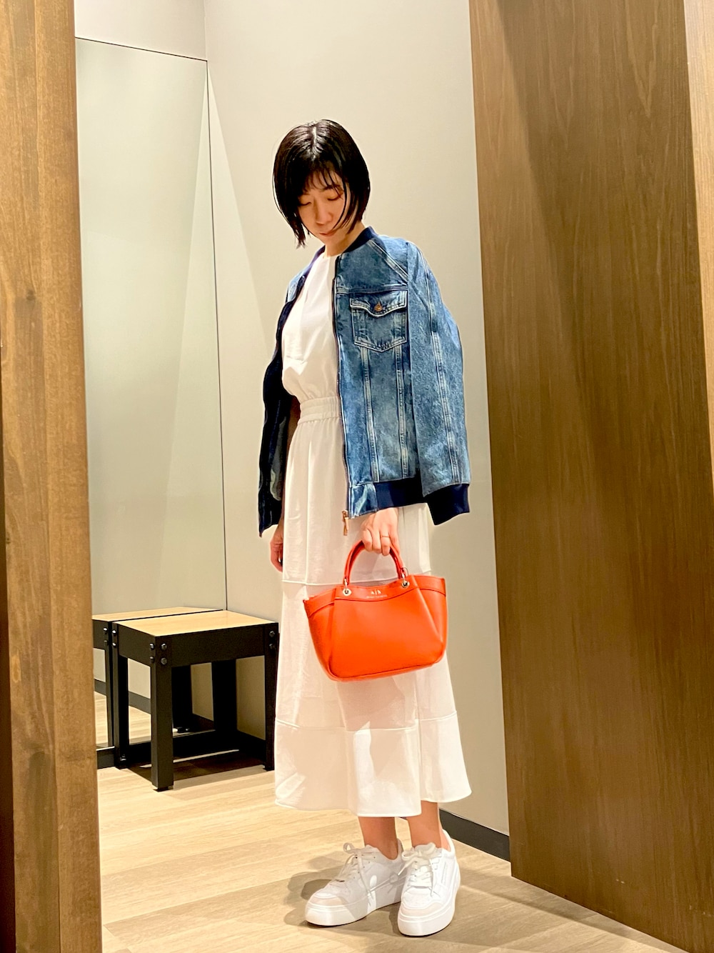 「おでかけコーデ、大人可愛い、デニムジャケット、スニーカー、AXchanger、AXchange、armaniexchange、ARMANIEXCHANGE、アルマーニエクスチェンジ、カラーバッグ、白ワンピース、春、ワンピース」｜「ARMANI EXCHANGEの【A|X アルマーニ エクスチェンジ】A|Xロゴ　ミニハンドバッグ（ハンドバッグ、オレンジ系）」を使った、TANAYURIさん（レディース・166cm）の春コーディネートの1枚目の写真