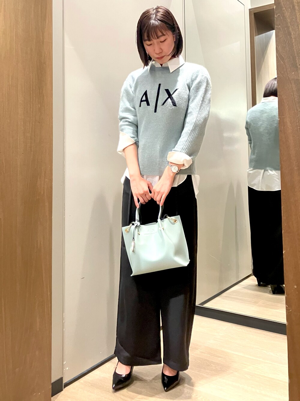 「アルマーニエクスチェンジ、AXchanger、AXchange、armaniexchange、ARMANIEXCHANGE、ニット、ワイドパンツ、大人カジュアル、きれいめカジュアル、シャツコーデ、カラーニット」｜「ARMANI EXCHANGEの【A|X アルマーニ エクスチェンジ】スクエアロゴチャーム付き　ミニハンドバック（ハンドバッグ、ブルー系）」を使った、TANAYURIさん（レディース・166cm）の秋コーディネートの1枚目の写真