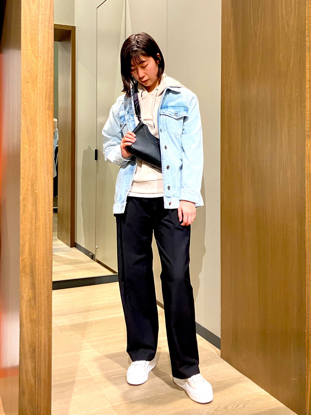 「armaniexchange、アルマーニエクスチェンジ、AXchanger、AXchange、ゆるコーデ、ショルダーバッグ、デニムジャケット、ラクチンコーデ、スニーカー、はるコーデ」｜「ARMANI EXCHANGEの【A|X アルマーニ エクスチェンジ】A|Xロゴ　フード付きスウェットパーカー（スウェット、ホワイト系）」を使った、TANAYURIさん（レディース・166cm）の冬コーディネートの1枚目の写真