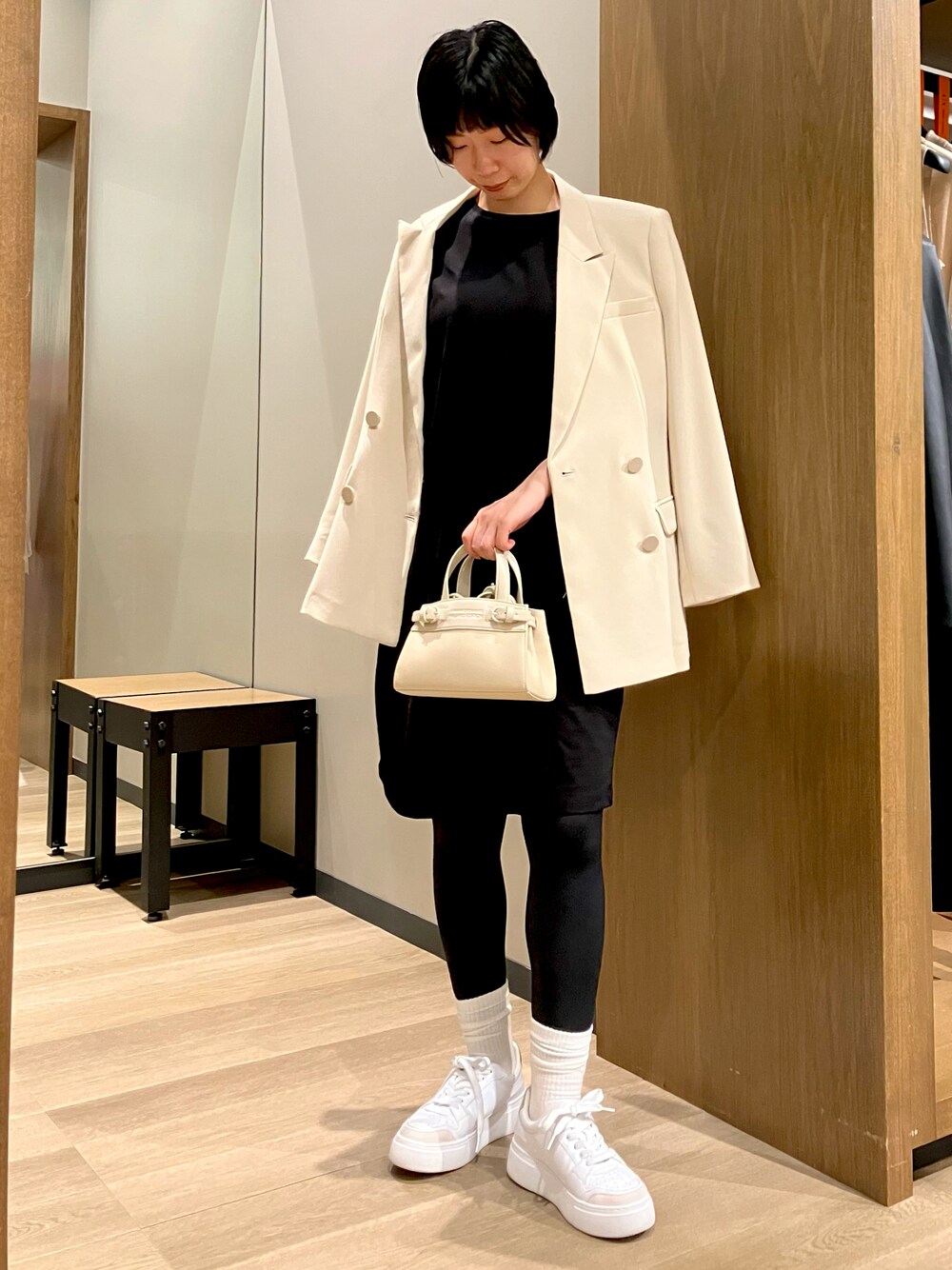 「アルマーニエクスチェンジ、armaniexchange、AXchanger、AXchange、ARMANIEXCHANGE、ジャケット、ティーシャツワンピ、シンプルスタイル、楽チンコーデ、シンプル、ミニバッグ」｜「ARMANI EXCHANGEの【A|X アルマーニ エクスチェンジ】スタッズICON　半袖Tシャツワンピース（ワンピース、ブラック系）」を使った、TANAYURIさん（レディース・166cm）の夏コーディネートの1枚目の写真