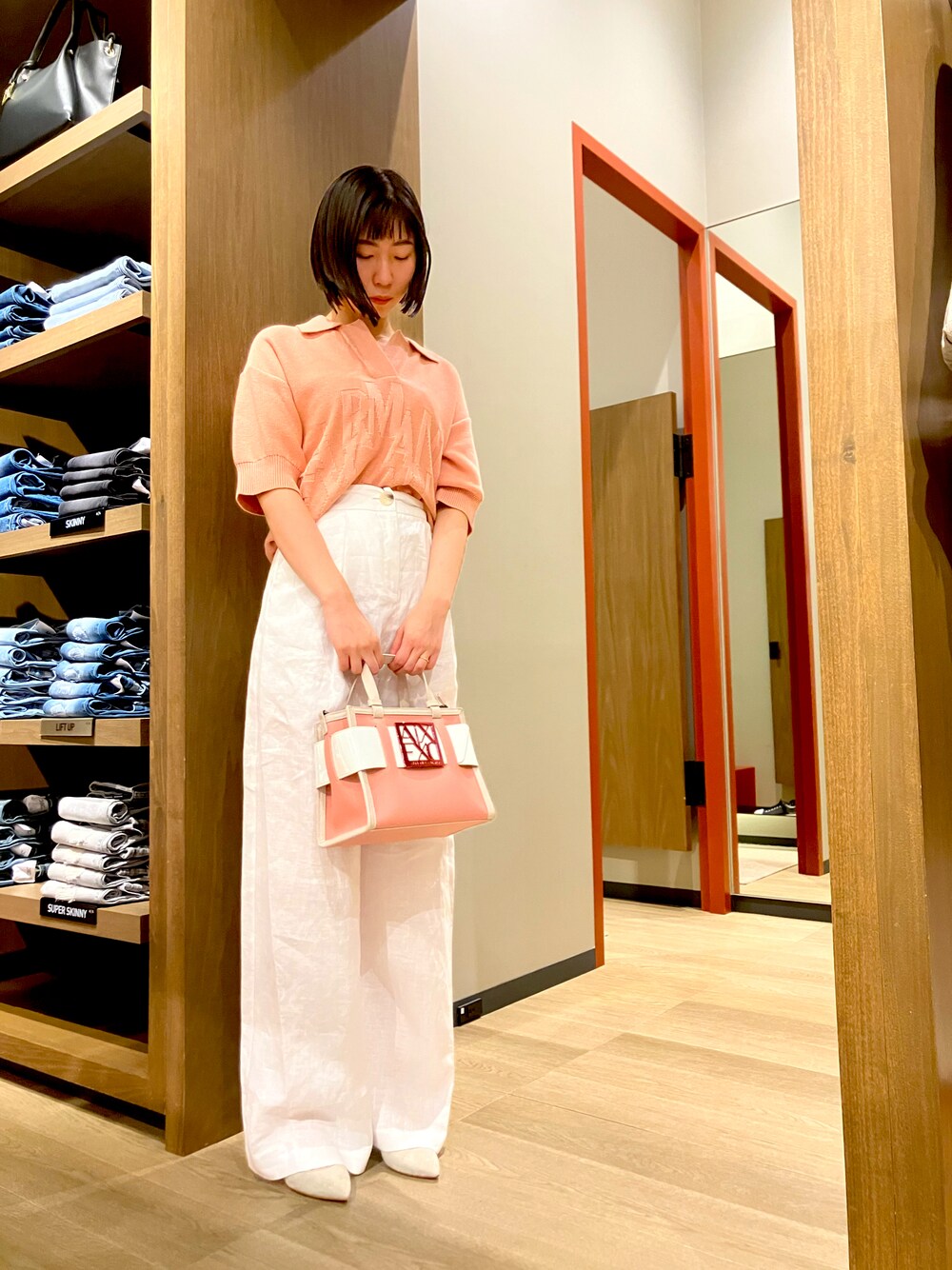 「春コーデ、オトナカジュアル、リネンパンツ、アルマーニエクスチェンジ、armaniexchange、AXchanger、AXchange、カラーバッグ、ハンドバッグ」｜「ARMANI EXCHANGEの【A|X アルマーニ エクスチェンジ】BOXロゴバックル　ミニハンドバッグ（ハンドバッグ、ピンク系）」を使った、TANAYURIさん（レディース・166cm）の春コーディネートの1枚目の写真
