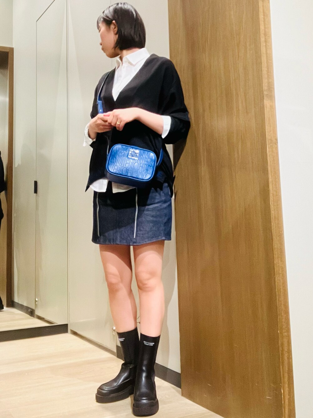 「秋冬コーデ、デニムスカート、アルマーニエクスチェンジ、armaniexchange、AXchanger、AXchange、ニット、レイヤードスタイル、オトナカワイイ」｜「ARMANI EXCHANGEの【A|X アルマーニ エクスチェンジ】サイドゴアブーツ（ブーツ、ブラック系）」を使った、TANAYURIさん（レディース・166cm）の秋コーディネートの1枚目の写真