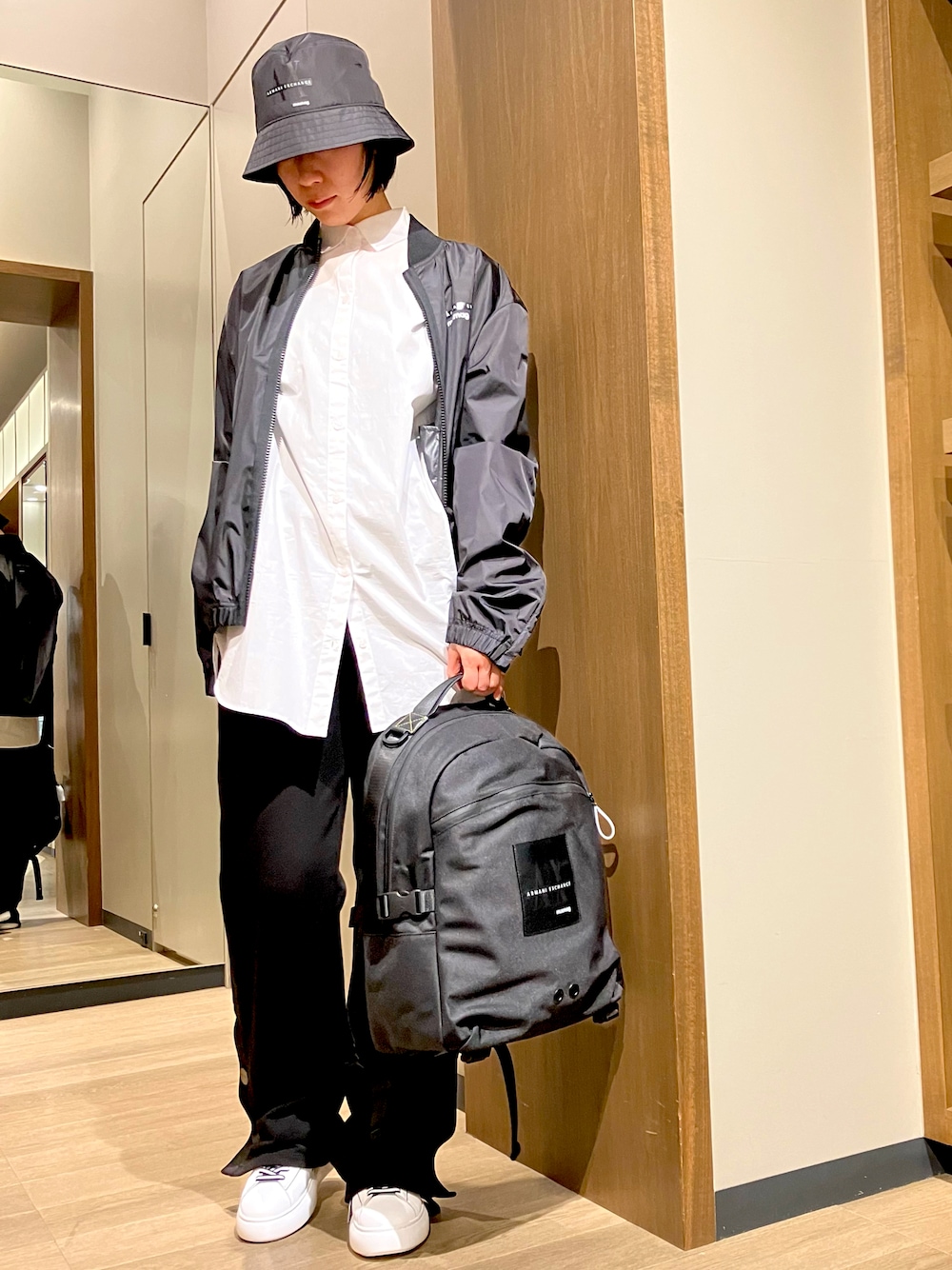 「アルマーニエクスチェンジ、armaniexchange、AXchanger、AXchange、ARMANIEXCHANGE、カジュアルコーデ、カジュアル、モノトーン、モノトーンコーデ、シャツスタイル、ワイドパンツ」｜「ARMANI EXCHANGEの【A|X アルマーニ エクスチェンジ】AXロゴ　バケットハット（ハット、ブラック系）」を使った、TANAYURIさん（レディース・166cm）の春コーディネートの1枚目の写真