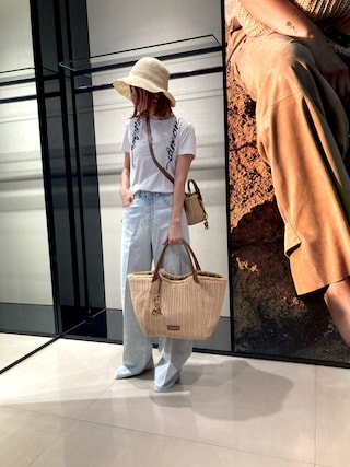 EMPORIO ARMANI◆ロゴチャーム付き編み込みストローハンドバッグ EMPORIO ARMANI◇ロゴチャーム付き編み込みストローハンドバッグ