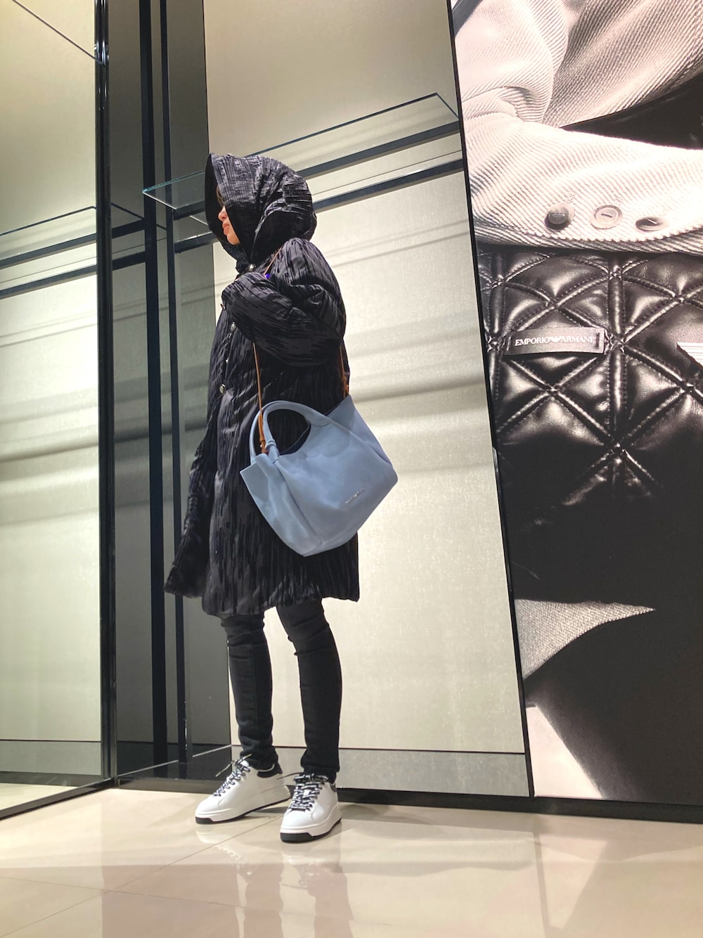 「ファッションを楽しもう、EMPORIO ARMANI、armani、エンポリオアルマーニ、アルマーニ、お出かけコーデ、モノトーンコーデ、ヤングオイスター、ブラック、オールブラック、黒、牡蠣、ふしぎの国のアリス、Alice in wonderland」｜「EMPORIO ARMANIの【エンポリオ アルマーニ】フード付きジャケット テクニカルファブリック 縦フロックパターン（ダウンジャケット/コート、ブラック系）」を使った、チさん（レディース・160cm）の秋コーディネートの1枚目の写真