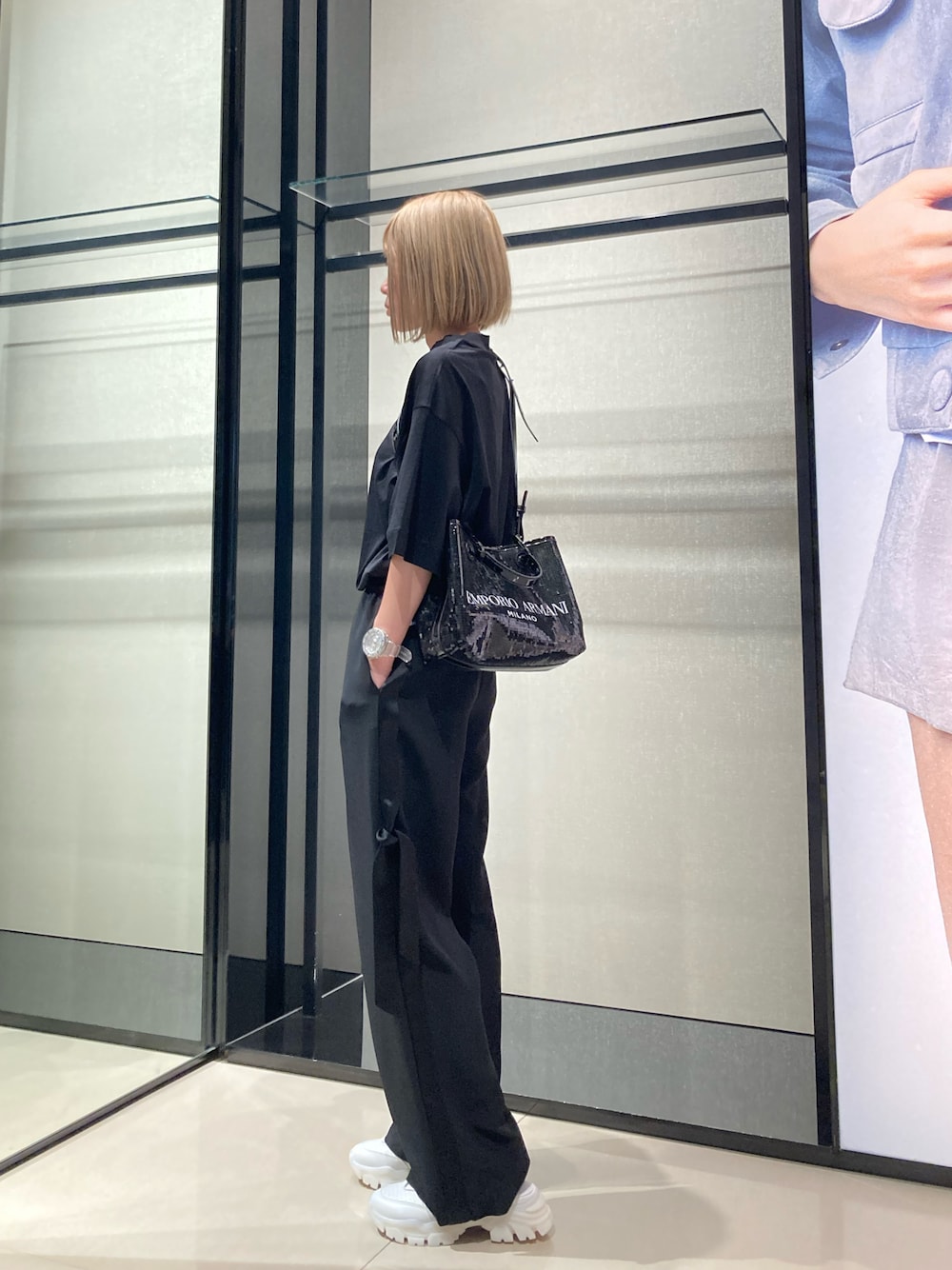 「EMPORIO ARMANI、armani、エンポリオアルマーニ、アルマーニ、シンプルコーデ、オールブラック、黒、ワントーンコーデ、夏コーデ、モノトーンコーデ、オトナ女子、スポーツミックス」｜「EMPORIO ARMANIの【エンポリオ アルマーニ】MyEA ショッパー オールオーバースパンコール スモール（ハンドバッグ、ブラック系）」を使った、チさん（レディース・160cm）の春コーディネートの1枚目の写真