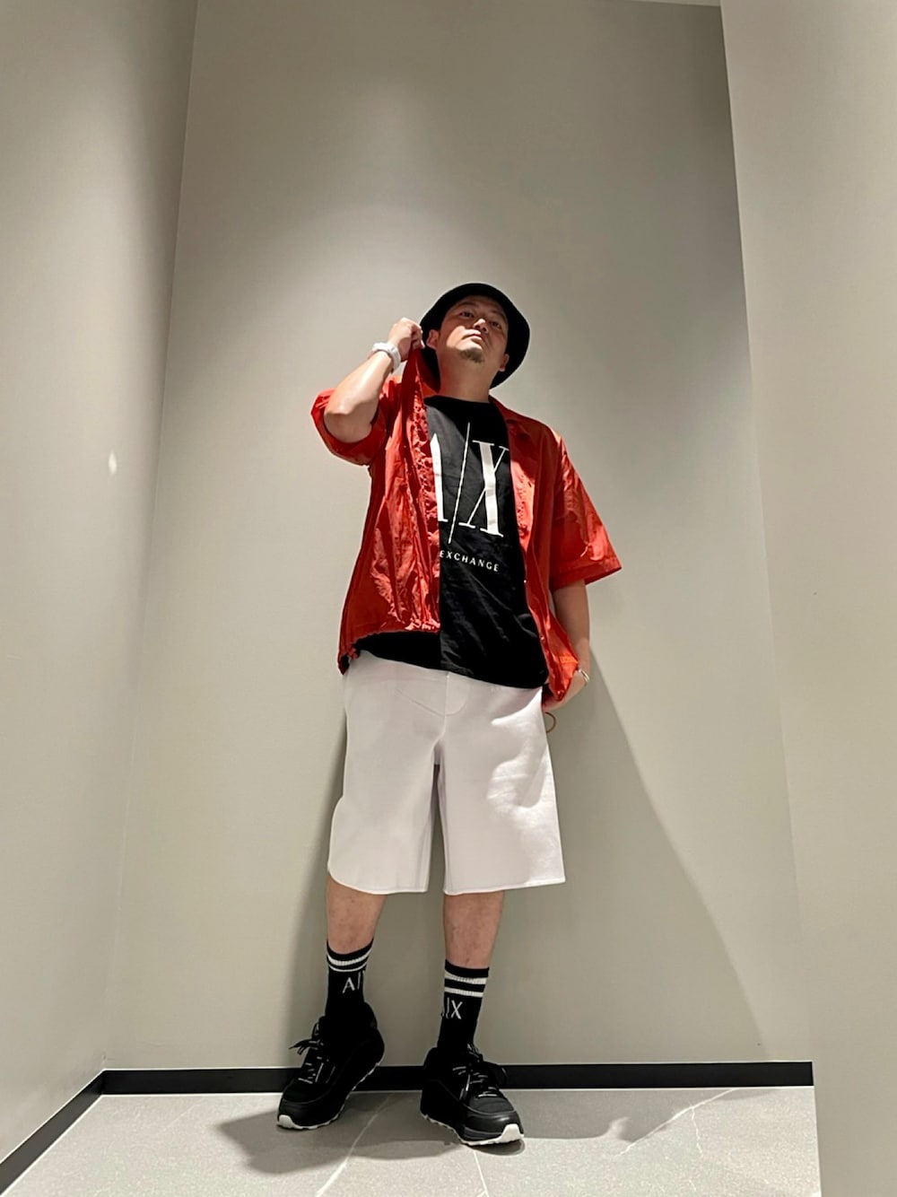 「AXchange、AXchanger、armaniexchange、アルマーニエクスチェンジ、オレンジ、ストリート、オーバーサイズ、腕時計、ラバーバンド、自動巻き」｜「ARMANI EXCHANGEの【A|X アルマーニ エクスチェンジ】ロゴ　バケットハット（ハット、ブラック系）」を使った、ONI0415さん（メンズ・178cm）の春コーディネートの1枚目の写真