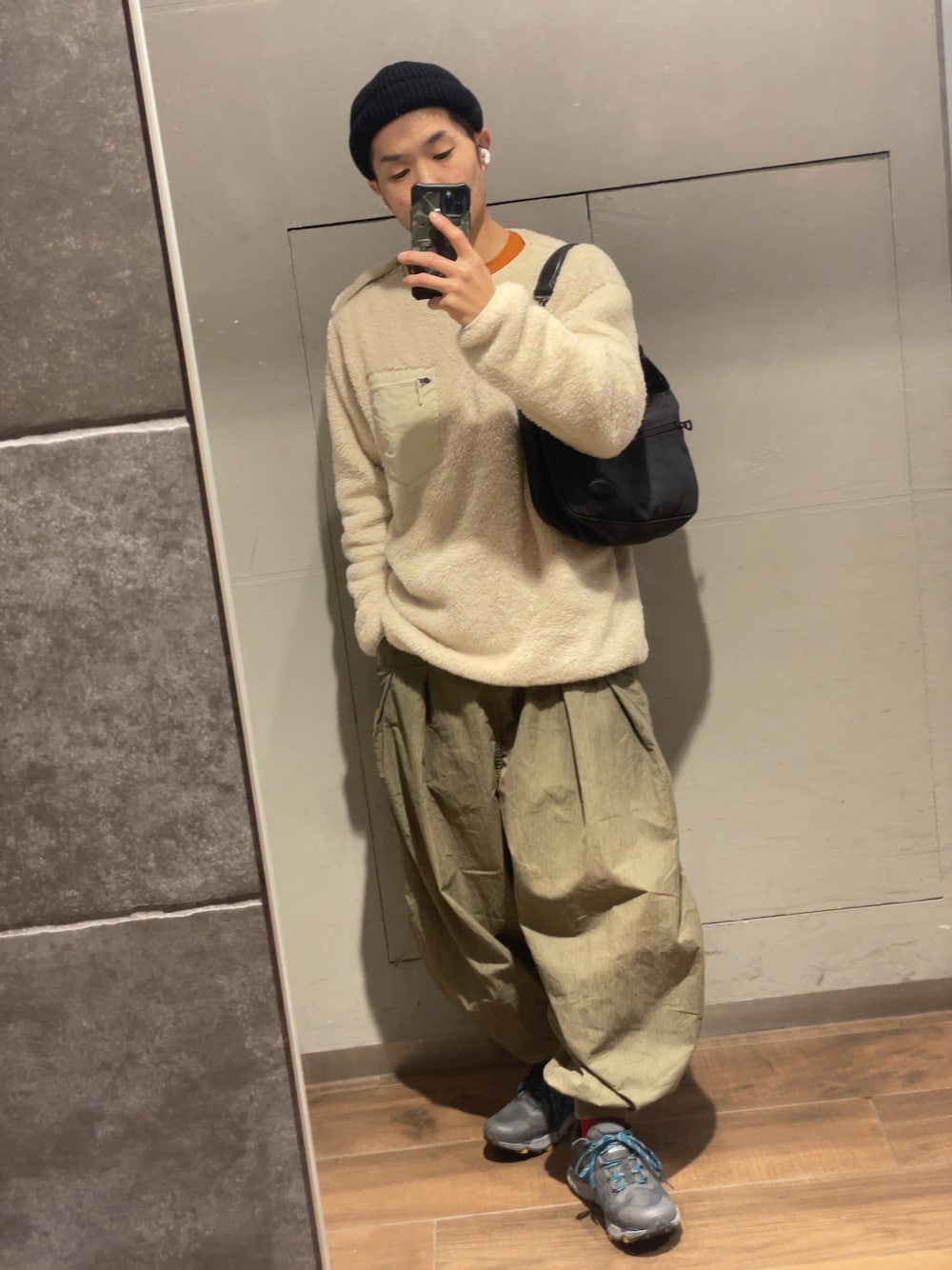 「オトナカジュアル、大人カジュアル、お出かけコーデ、ワイドパンツ、シンプル、お洒落さんとつながりたい、春コーデ、帽子、ニット帽、ビーニー、スニーカー、トートバッグ、フリース、ショルダーバッグ、ホワイト」｜「BAYBROOK別注のアイテム（ニットキャップ/ビーニー、ブラック系）」を使った、shogowearmfさん（メンズ・165cm）の冬コーディネートの1枚目の写真