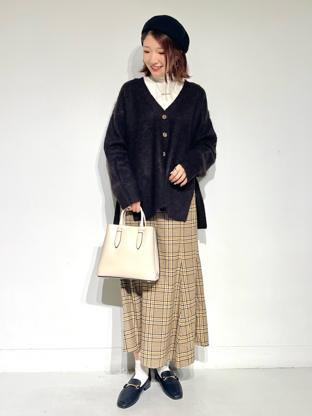 「ベレー帽、秋のコーデ、お出かけコーデ、プチプラ、きれいめカジュアル、マーメイドスカート、秋服、シンプルスタイル、韓国ファッション、秋ルック紹介するよ」｜「RODE SKOの2WAYボックス型トートバッグ（トートバッグ、ホワイト系）」を使った、sakiさん（レディース・165cm）の秋コーディネートの1枚目の写真
