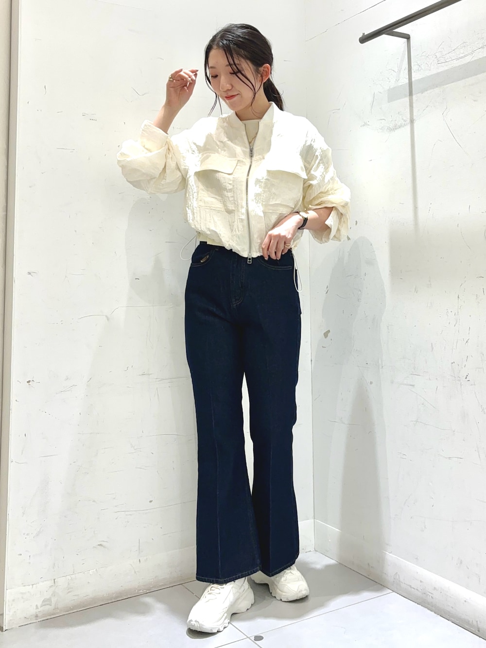 「春服、カジュアルコーデ、ラクチンコーデ、休日スタイル、シンプルスタイル、デニム、スニーカーコーデ、シンプルコーデ、SENSEOFPLACE、きれいめカジュアル」｜「SENSE OF PLACE by URBAN RESEARCHのセンタープレスフレアデニム（デニムパンツ、ブルー系）」を使った、sakiさん（レディース・166cm）の春コーディネートの1枚目の写真