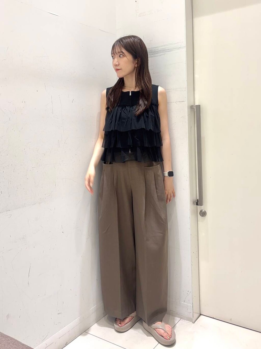 「センスオブプレイス、大人カジュアル、きれいめカジュアル、senseofplace、夏コーデ、プチプラ、20代、きれいめスタイル、高身長コーデ、イエベ、骨格ウェーブ、イエベ春、夏の快適通勤コーデ、ウェーブ×高身長、ウェーブ×きれいめ」｜「OOFOSのOOFOS　Oomega（サンダル、ベージュ系）」を使った、sakiさん（レディース・166cm）の夏コーディネートの1枚目の写真