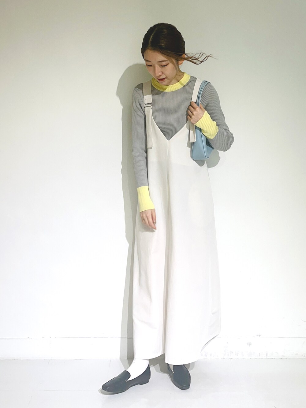 「ローファー、ジャンパースカート、プチプラ、休日コーデ、SENSEOFPLACE、春コーデ、オトナカジュアル、春服コーデ、パステル映える春、春服デビュー宣言」｜「RODE SKOの『MADE IN JAPAN』スクエアトゥプチメタルローファー（ローファー、ブラック系）」を使った、sakiさん（レディース・166cm）の春コーディネートの1枚目の写真