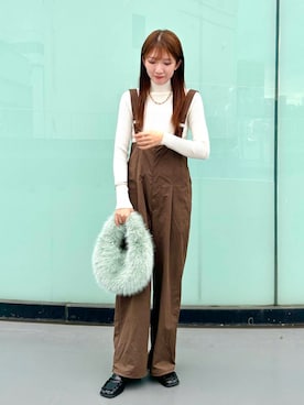 「アイテム（サロペット/オーバーオール、ブラウン系）」を使った、sakiさん（レディース・166cm）の秋コーディネート