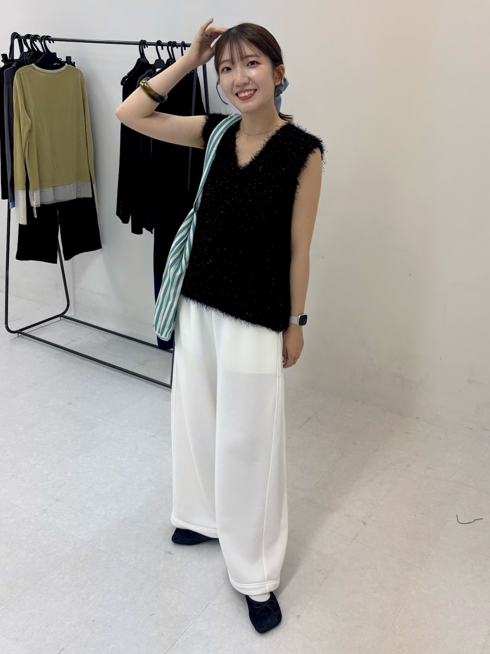 「秋服準備はじめました、小物で作る初秋コーデ、大人コーデ、秋のコーデ、オトナカワイイ、シンプル、おでかけコーデ、今日のコーデ、秋服、秋色」｜「SENSE OF PLACE by URBAN RESEARCHのモールフェザーニットベスト（ベスト、ブラック系）」を使った、sakiさん（レディース・166cm）の秋コーディネートの1枚目の写真