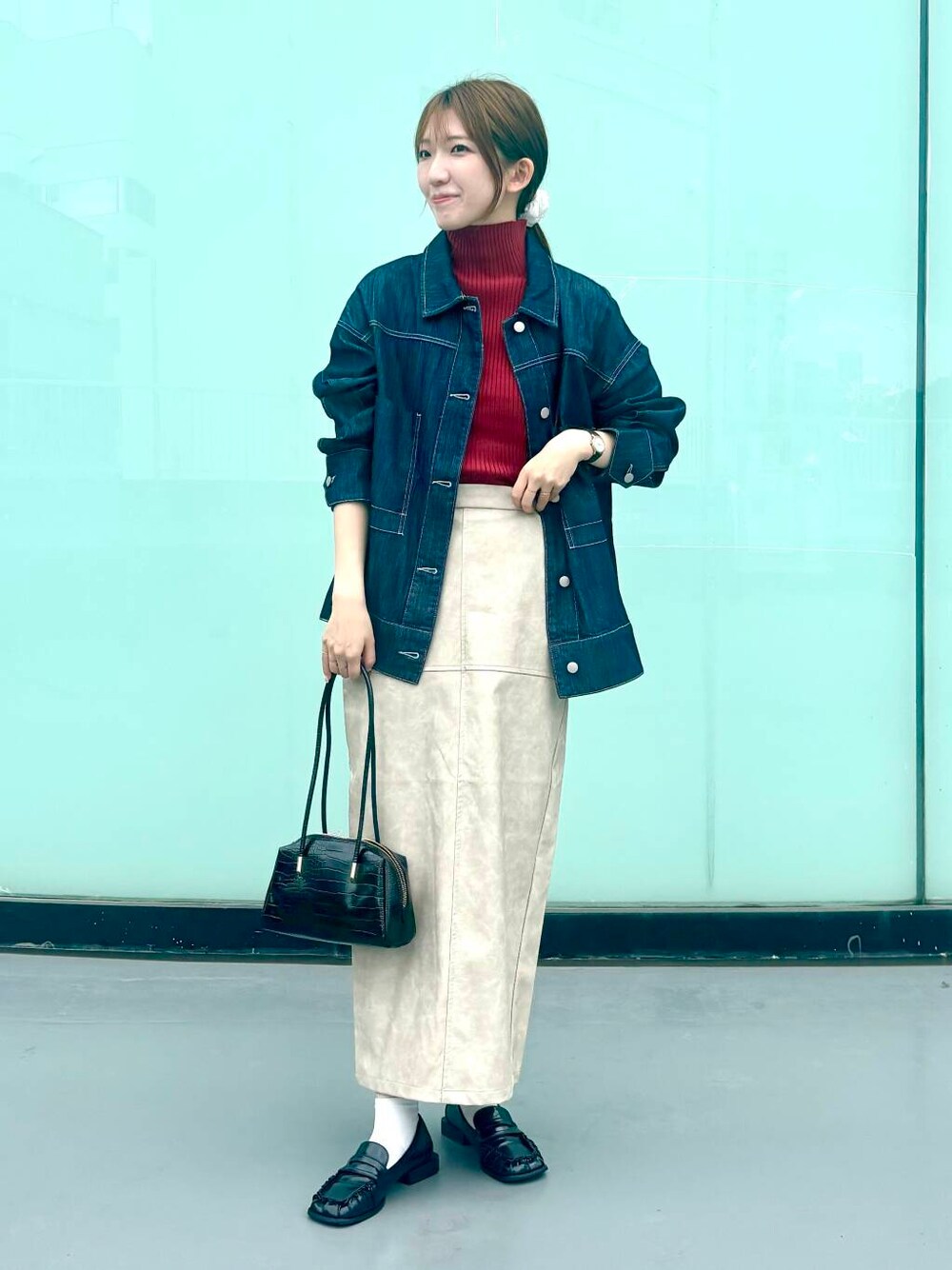 レッド系のニット/セーター、ブラック系のローファー、ホワイト系のスカートを着用したレディースの秋コーディネートの1枚目の写真