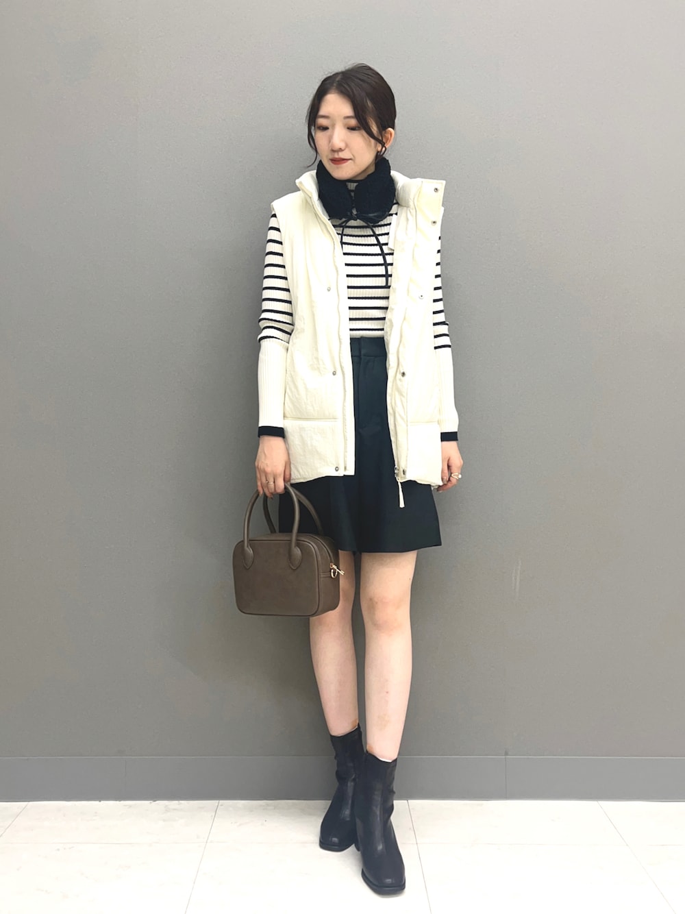 「カジュアル、ボーダー、ダウンベスト、休日スタイル、ハーフパンツ、おでかけコーデ、オトナカジュアル、秋コーデ、お洒落さんとつながりたい、秋服まるっと大公開」｜「SENSE OF PLACE by URBAN RESEARCHの2WAYスクエアボストンバッグ（ボストンバッグ、ブラック系）」を使った、sakiさん（レディース・166cm）の秋コーディネートの1枚目の写真