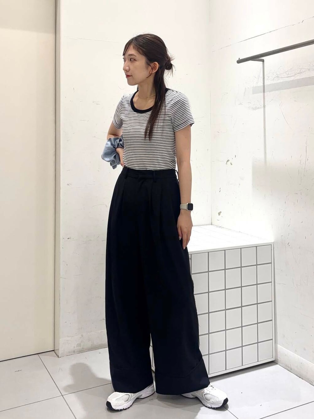 ホワイト系のTシャツ/カットソー、ブラック系のその他パンツを着用したレディースの夏コーディネートの1枚目の写真