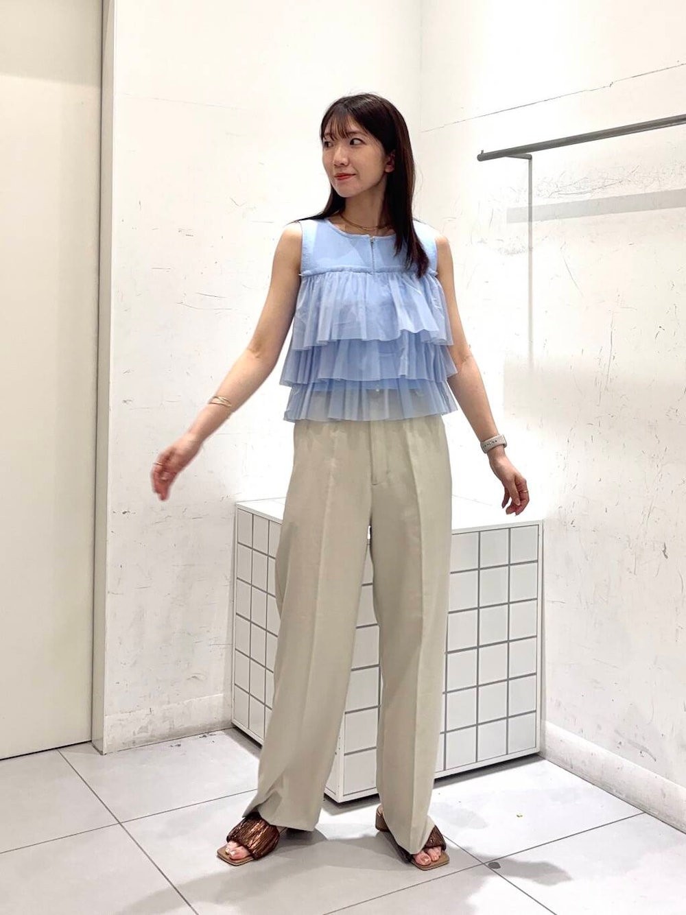 「センスオブプレイス、大人カジュアル、きれいめカジュアル、春コーデ、senseofplace、春、夏コーデ、プチプラ、20代、キレイ目カジュアル、きれいめスタイル、高身長コーデ、イエベ、骨格ウェーブ、イエベ春」｜「SENSE OF PLACE by URBAN RESEARCHのスクエアトゥメタリックギャザーサンダル（サンダル、ブラウン系）」を使った、sakiさん（レディース・166cm）の春コーディネートの1枚目の写真