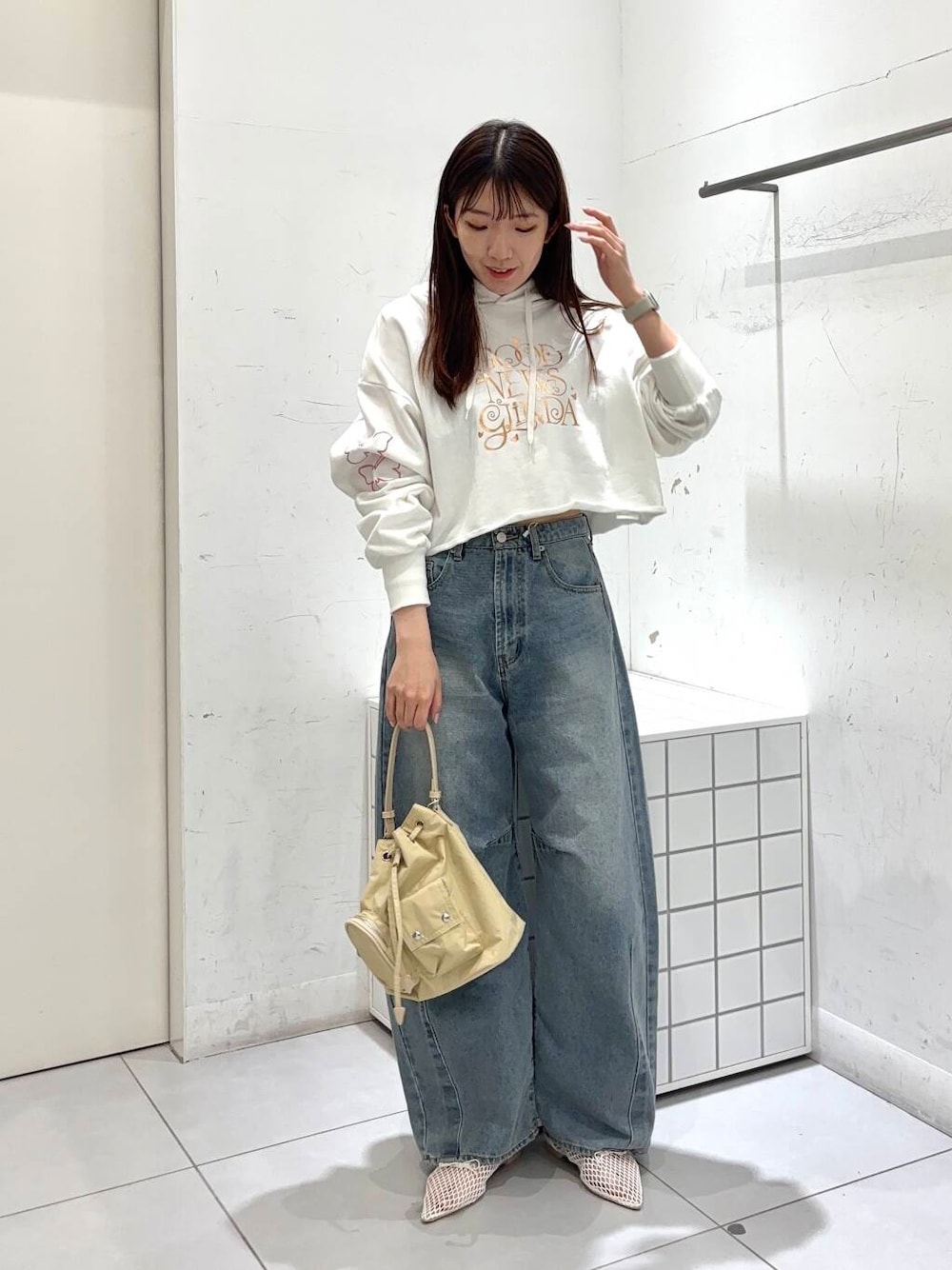 「センスオブプレイス、きれいめカジュアル、senseofplace、春、プチプラ、20代、高身長コーデ、高身長女子、イエベ、骨格ウェーブ、春カラーコーデ、イエベ春、ウェーブ×高身長、ウェーブ×きれいめ、wicked」｜「SENSE OF PLACE by URBAN RESEARCHのメッシュポインテッドシューズ（パンプス、ホワイト系）」を使った、sakiさん（レディース・166cm）の春コーディネートの1枚目の写真