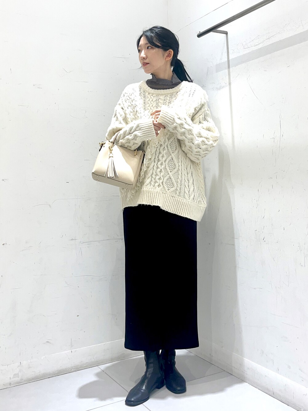 「冬ファッション、ゆるコーデ、冬、大人コーデ、シンプル、シンプルコーデ、プチプラコーデ、おでかけコーデ、モノトーン、ケーブルニット、オフィスカジュアル、きれいめカジュアル、SENSEOFPLACE」｜「SENSE OF PLACE by URBAN RESEARCHのフリンジケーブルパッチワークセーター（ニット/セーター、ホワイト系）」を使った、sakiさん（レディース・166cm）の冬コーディネートの1枚目の写真