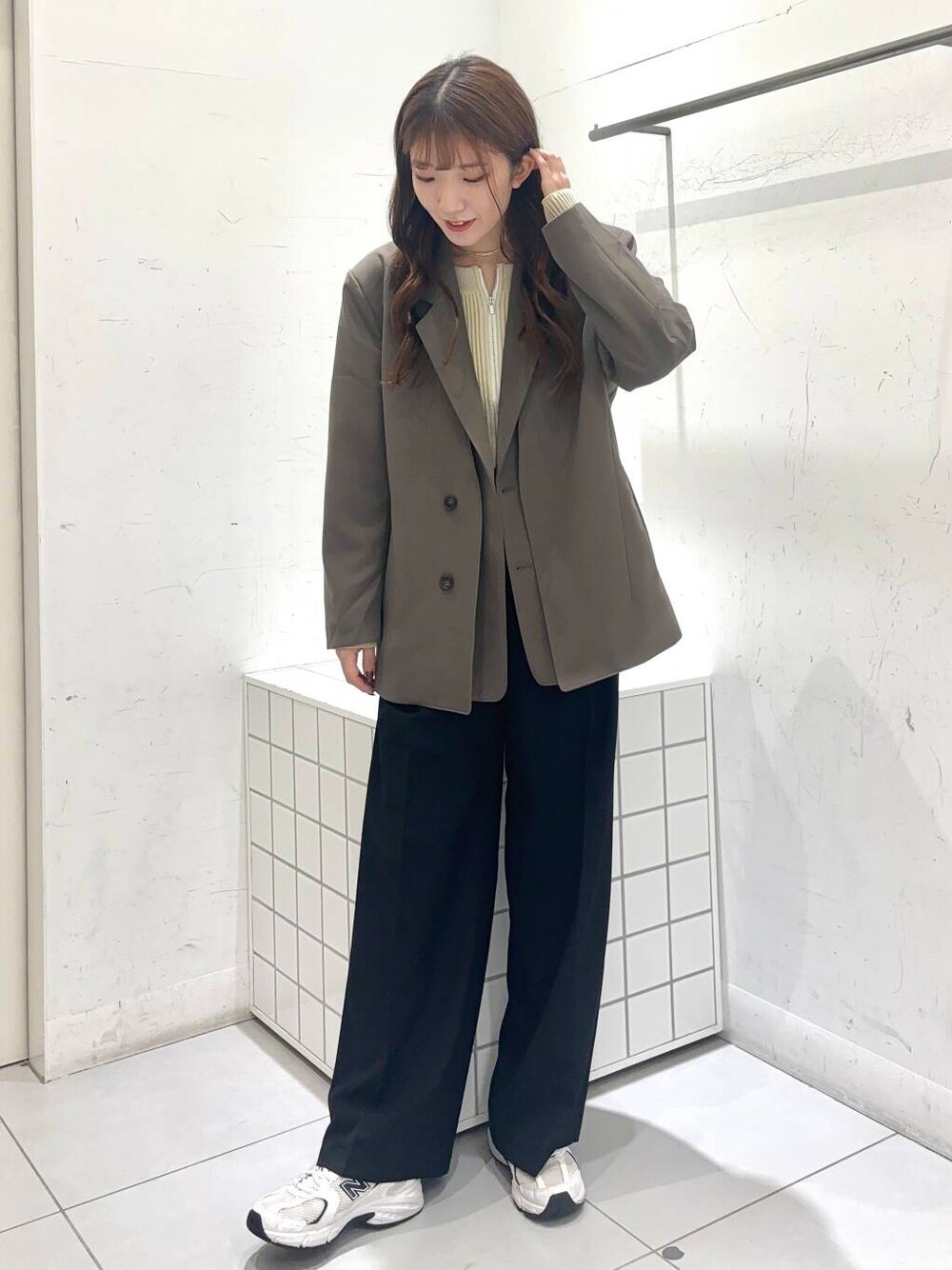 ブラック系のその他パンツ、ホワイト系のニット/セーター、ブラウン系のテーラードジャケットを着用したレディースの秋コーディネートの1枚目の写真