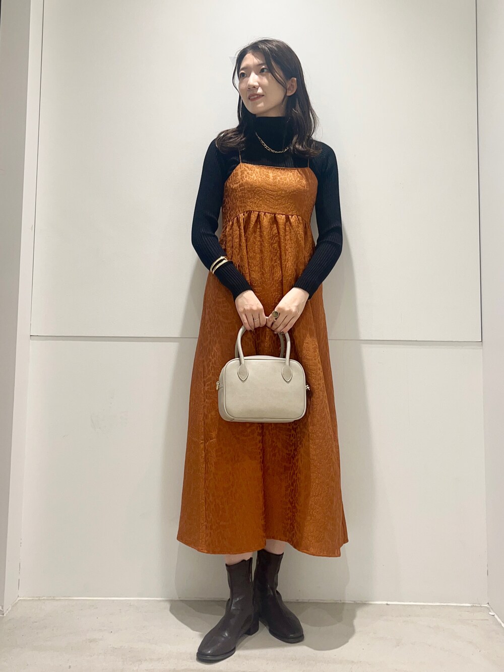 「ワンピース、カジュアル、アウトドアスタイル、お出かけコーデ、休日コーデ、大人女子、シンプルコーデ、秋、おしゃれさんと繋がりたい、秋服まるっと大公開」｜「SENSE OF PLACE by URBAN RESEARCHの2WAYスクエアボストンバッグ（ボストンバッグ、ブラウン系）」を使った、sakiさん（レディース・166cm）の秋コーディネートの1枚目の写真