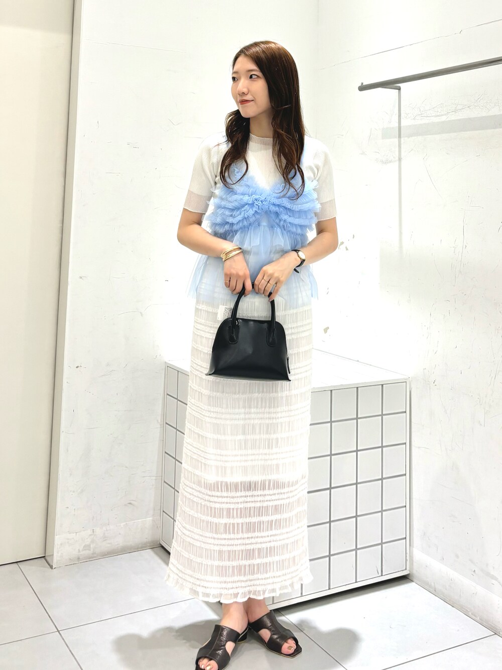 「休日スタイル、きれいめカジュアル、韓国ファッション、チュール、ワントーンコーデ、夏服、大人カジュアルコーデ、レディースファッション、SENSEOFPLACE、センスオブプレイス」｜「SENSE OF PLACE by URBAN RESEARCHのカットアウトメタリックミュール（サンダル、ブラウン系）」を使った、sakiさん（レディース・166cm）の夏コーディネートの1枚目の写真