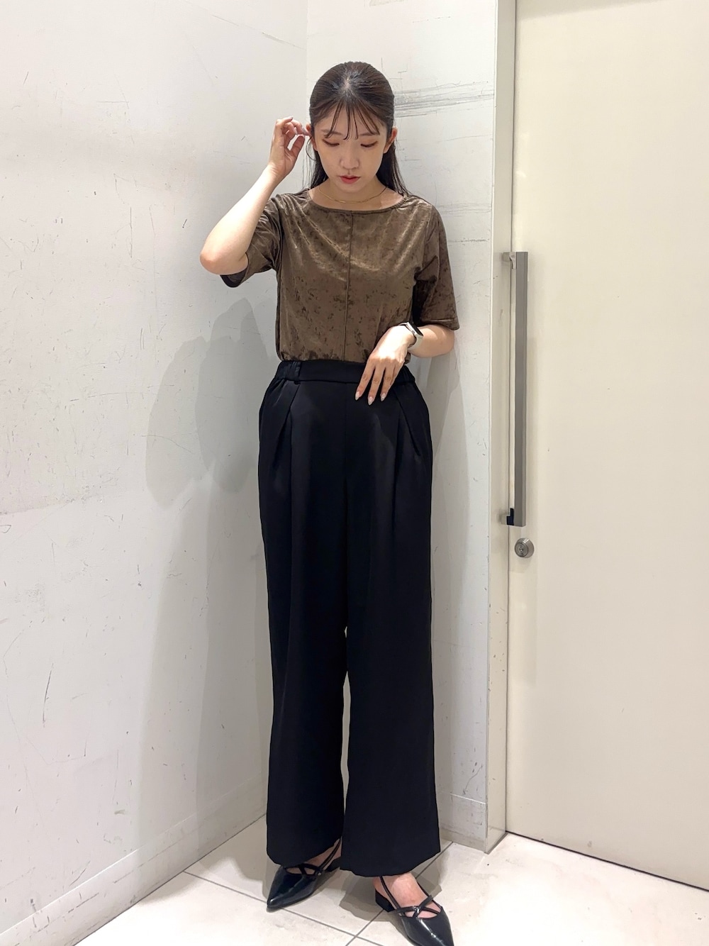 「ブラウン、秋服準備はじめました、着こなしのちょこっとテク、初秋コーデ、お出かけコーデ、シンプルスタイル、休日スタイル、きれいめカジュアル、オトナ女子、キレイめコーデ、オトナカワイイ」｜「SENSE OF PLACE by URBAN RESEARCHのサテンインタックパンツ（スラックス、ブラック系）」を使った、sakiさん（レディース・166cm）の夏コーディネートの1枚目の写真