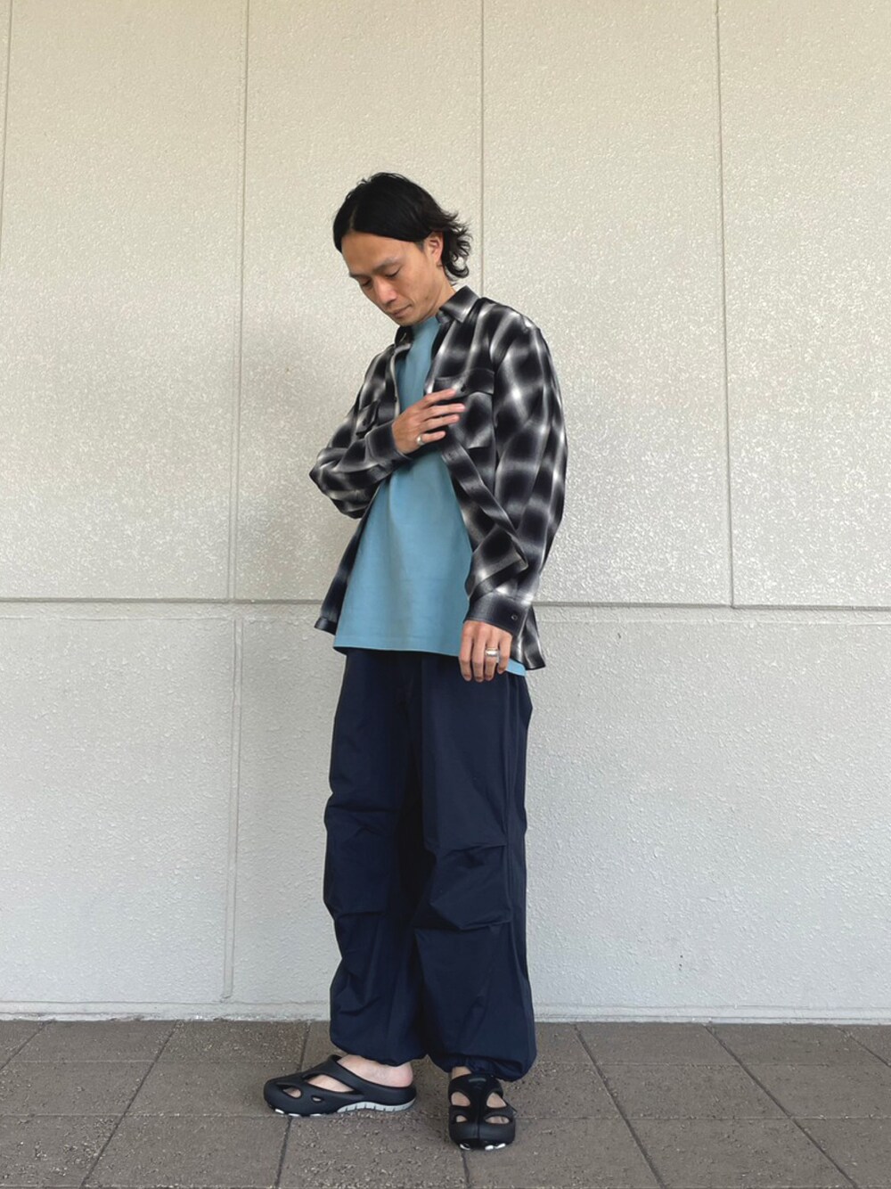 「GORDON MILLER、keen、BIG MIKE、JACK&MARIE、ららぽーと名古屋みなとアクルス、Tシャツ、ヘビーウェイトT」｜「KEENのKEEN/キーン SHANTI シャンティ サンダル コンフォート スライド クロッグ アウトドア 1018206（サンダル、ブラック系）」を使った、takaiさん（メンズ・175cm）の春コーディネートの1枚目の写真