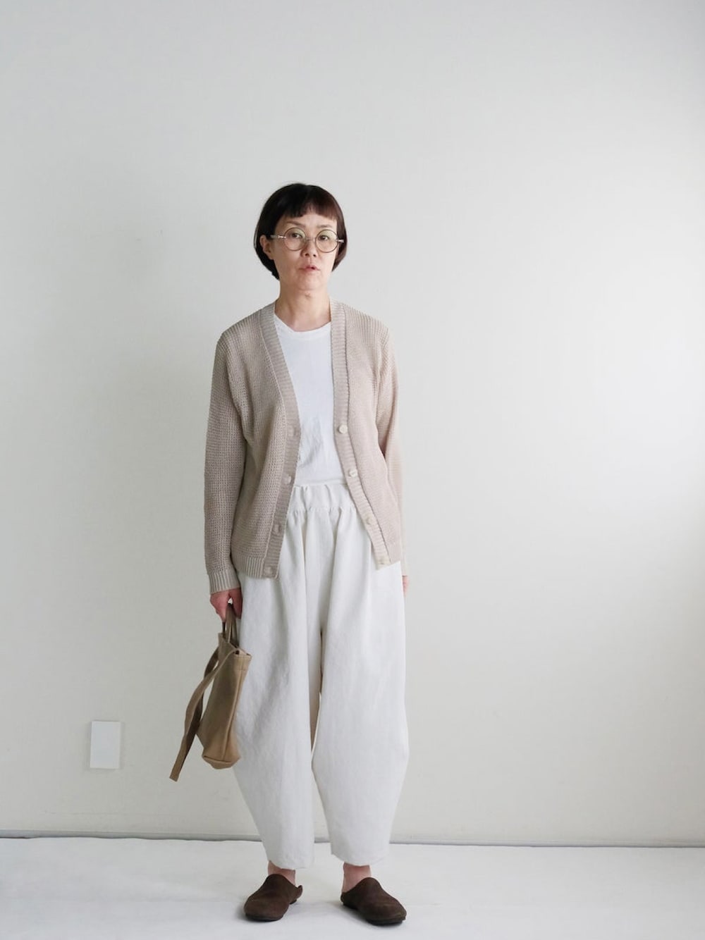 ベージュ系のカーディガン/ボレロを着用したレディースの夏コーディネートの1枚目の写真