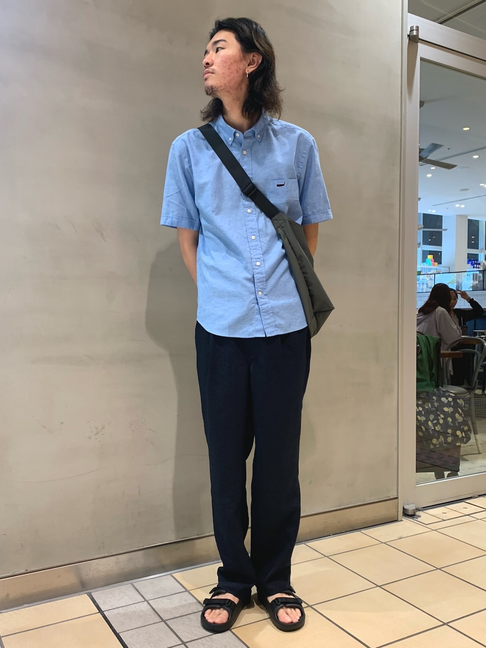 「夏コーデ、青、おしゃ見えテクニック、さらっと晴れやかスナップ、きれいめカジュアル、お出かけコーデ、サンダル、フェススタイル、テーマパークコーデ、シンプル、シャツスタイル、大人カジュアル、高身長、ノーリーズ、お祭り」｜「Cape HEIGHTSの【Cape HEIGHTS/ケープハイツ】別注パッカブル2WAYトート（トートバッグ、ブルー系）」を使った、KIHARAさん（メンズ・188cm）の夏コーディネートの1枚目の写真