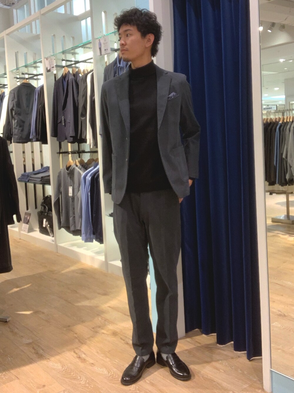 グレー系のテーラードジャケット、グレー系のその他パンツ、ブラック系のTシャツ/カットソーを着用したメンズの秋コーディネートの1枚目の写真