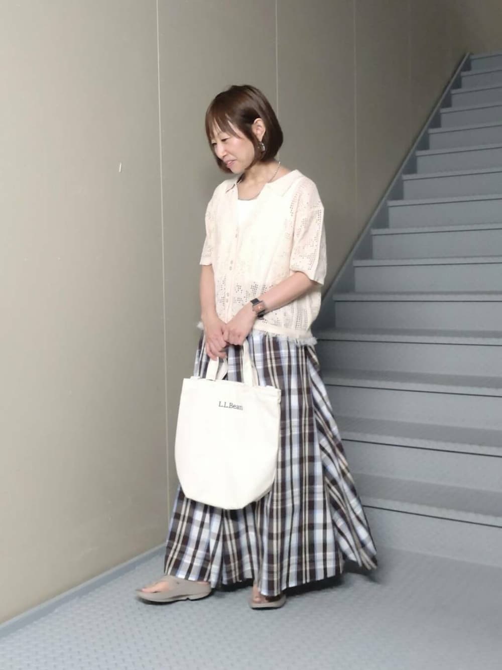 ベージュ系のサンダル、ホワイト系のタンクトップ、ホワイト系のシャツ/ブラウスを着用したレディースの夏コーディネートの1枚目の写真