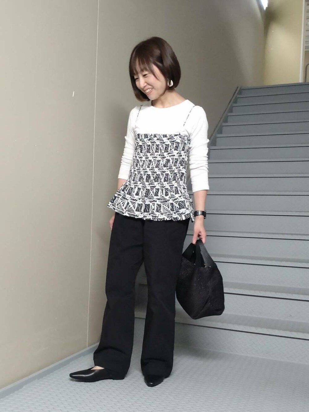 ホワイト系のTシャツ/カットソー、ブラック系のその他シューズ、ブラック系のその他パンツを着用したレディースの春コーディネートの1枚目の写真