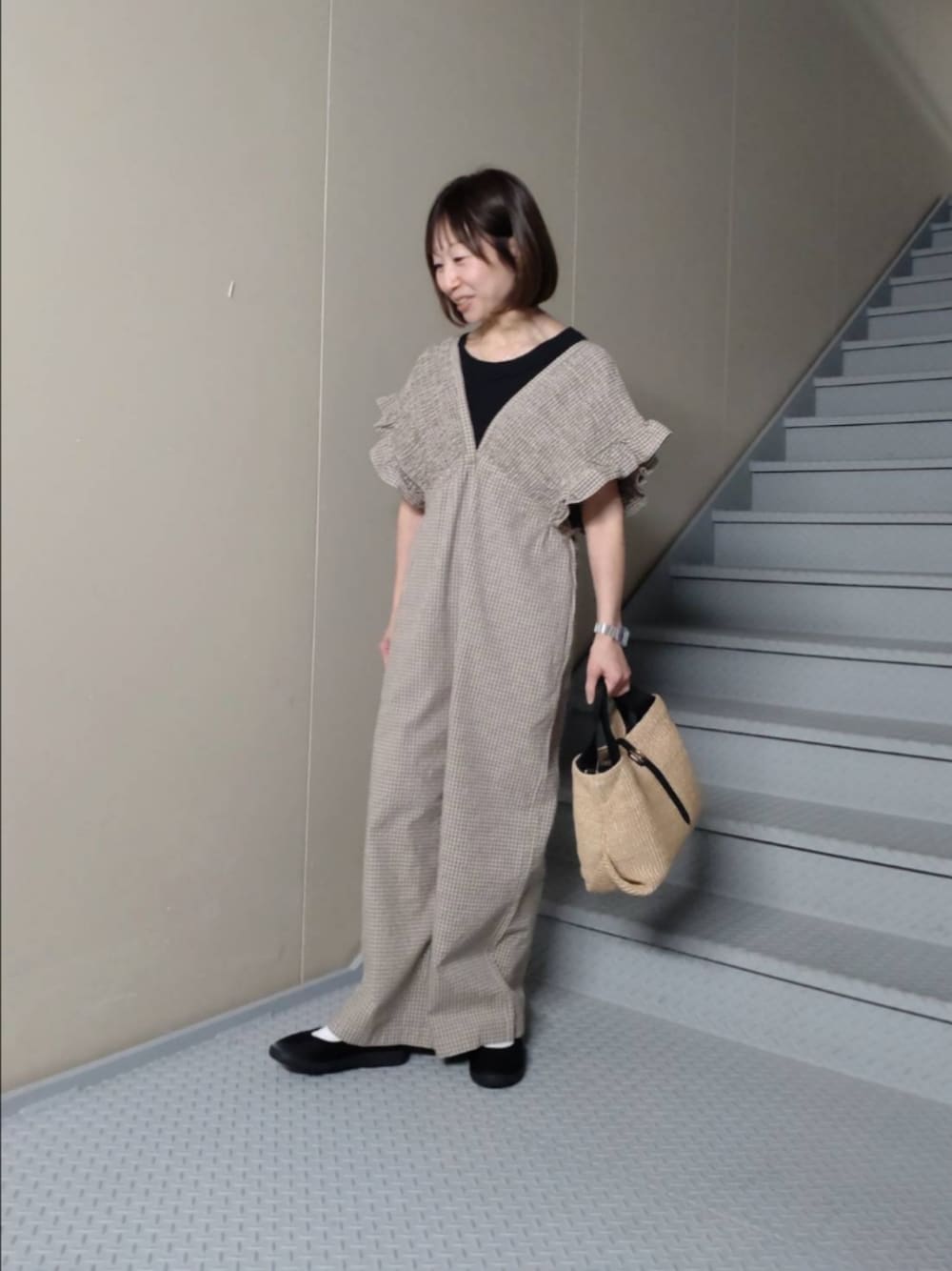 ベージュ系のサロペット/オーバーオール、ブラック系のバレエシューズを着用したレディースの春コーディネートの1枚目の写真