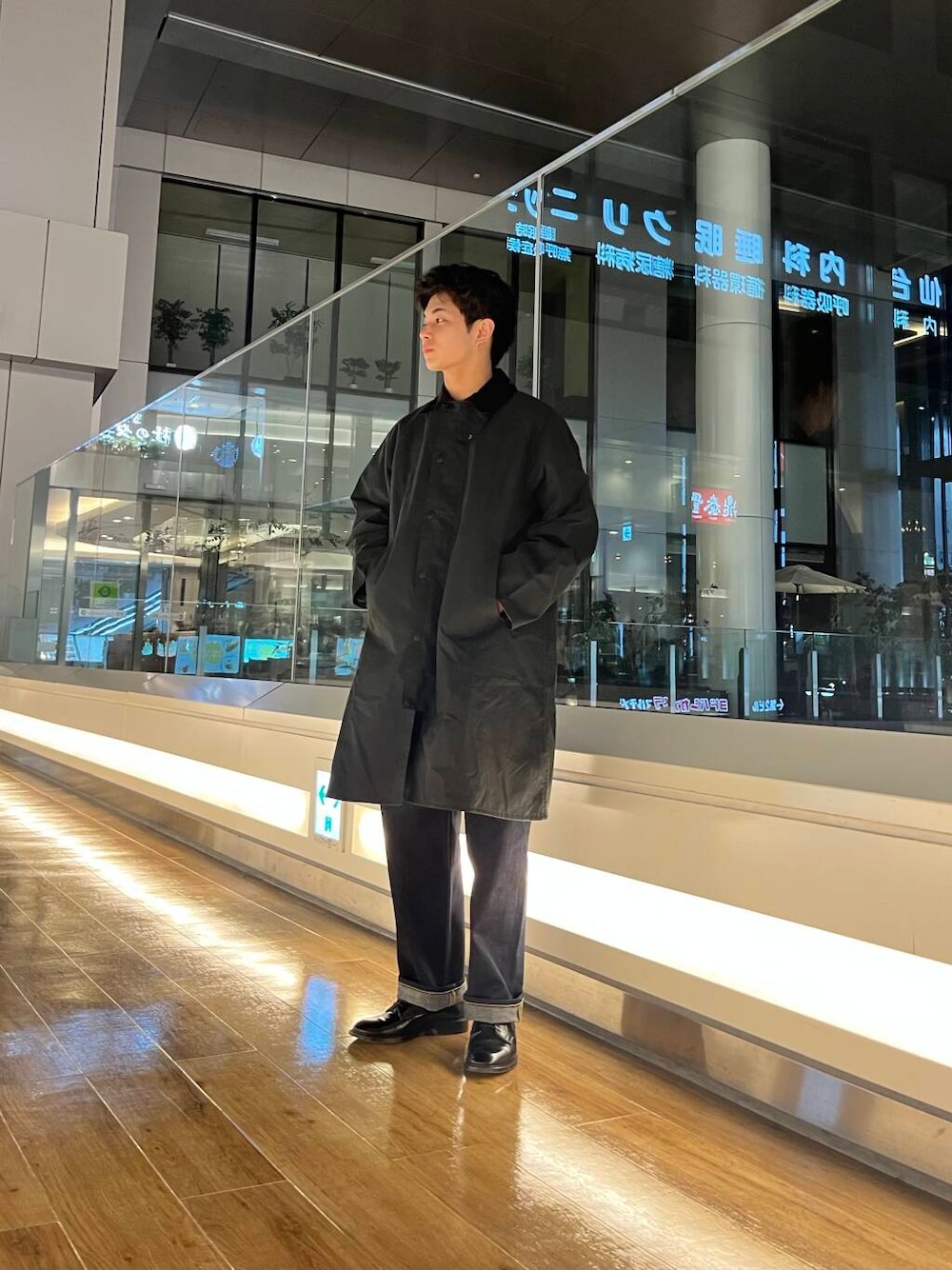 「BarbourのBarbour　EXMOOR CASUAL COAT（ステンカラーコート、グリーン系）」を使った、そーちゃんさん（メンズ・173cm）の冬コーディネートの1枚目の写真