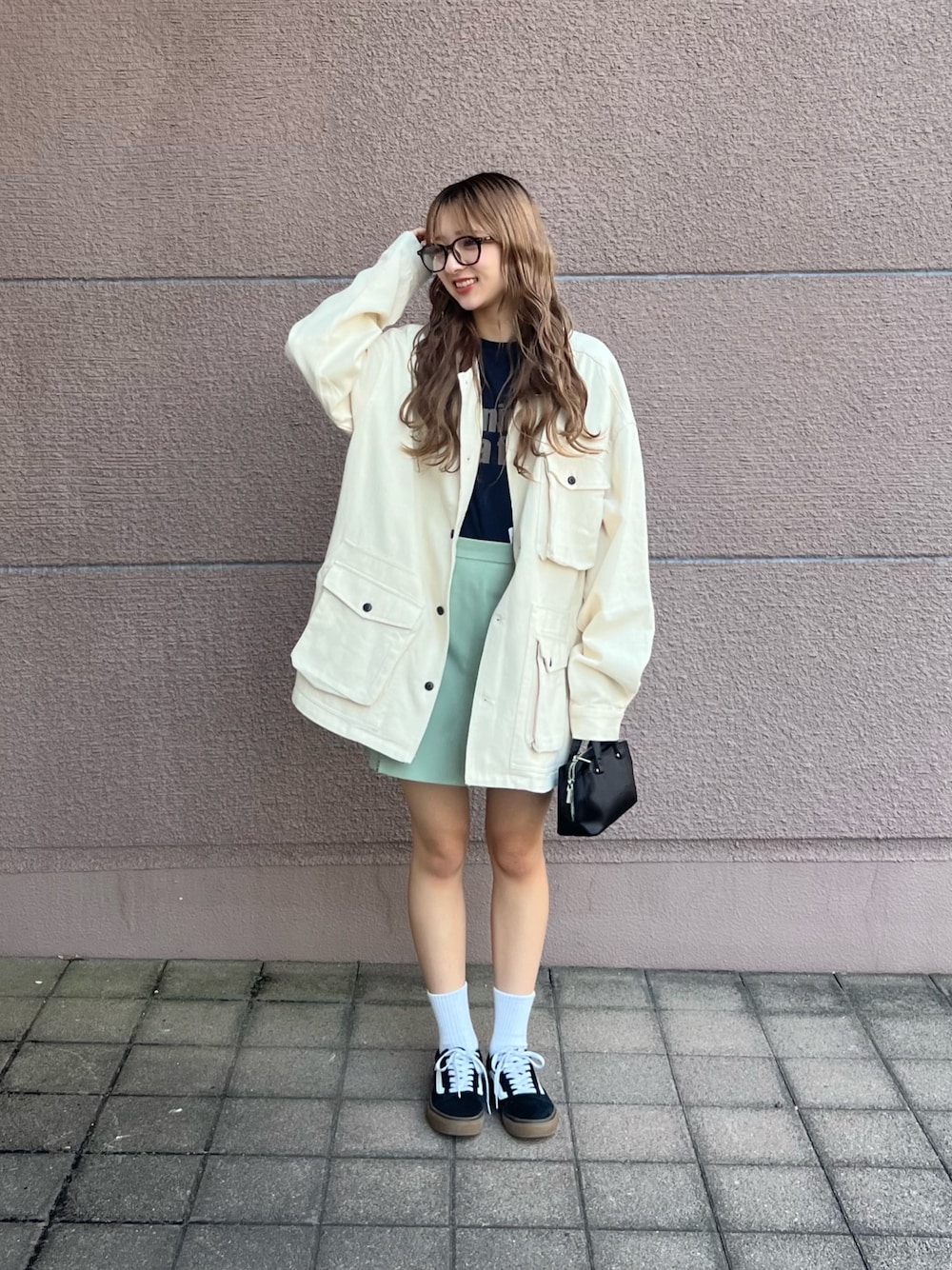 「お出かけコーデ、アツいコーデ全部見せ、ロゴT、デニム、メガネ女子、秋服準備はじめました、オトナカワイイ、デニムコーデ、秋のコーデ、着回しコーデ、韓国ファッション、大人可愛い、大人かわいい、ミニスカートコーデ、ミニスカート」｜「ITEMS URBANRESEARCHのロゴハンソデTシャツ（Tシャツ/カットソー、ブルー系）」を使った、kotori33さん（レディース・160cm）の夏コーディネートの1枚目の写真