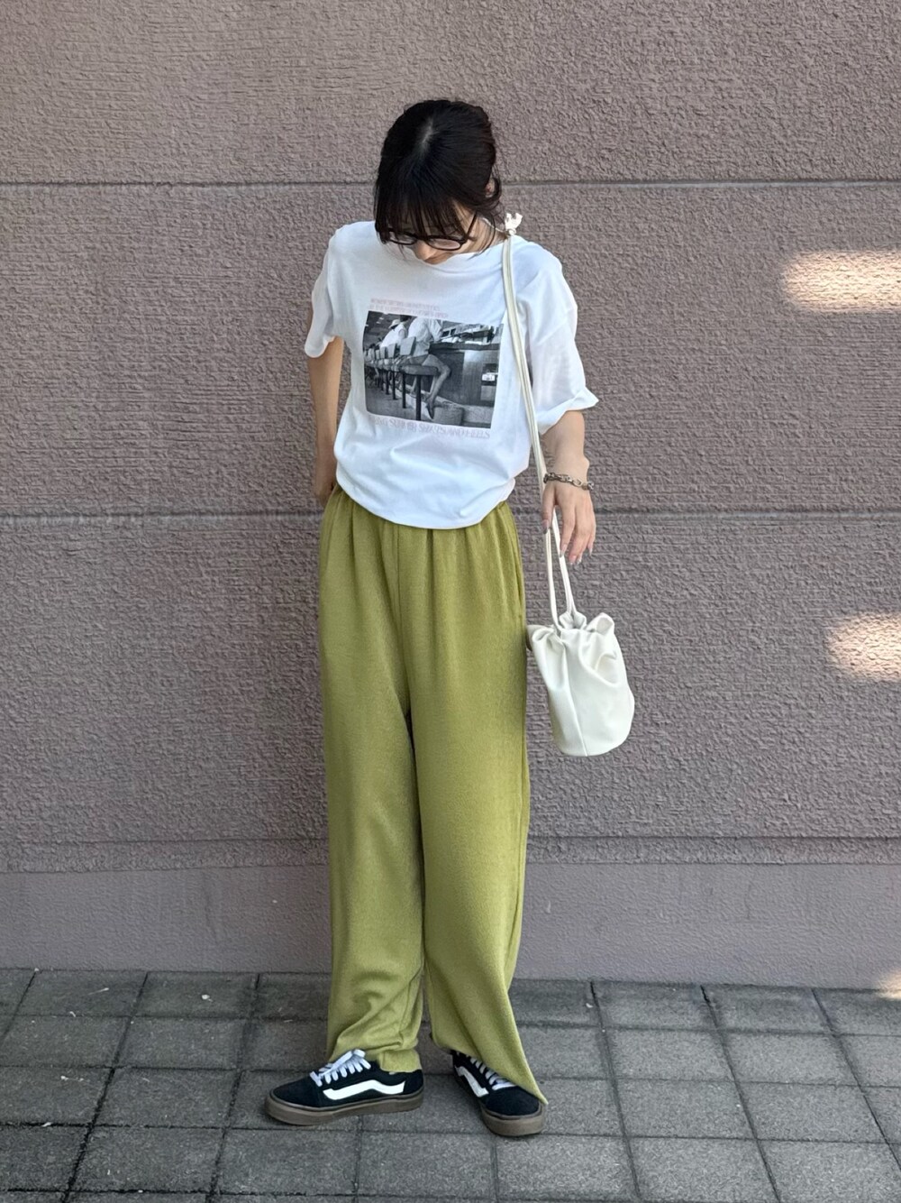 イエロー系のその他パンツ、ホワイト系のショルダーバッグ、ホワイト系のTシャツ/カットソーを着用したレディースの秋コーディネートの1枚目の写真