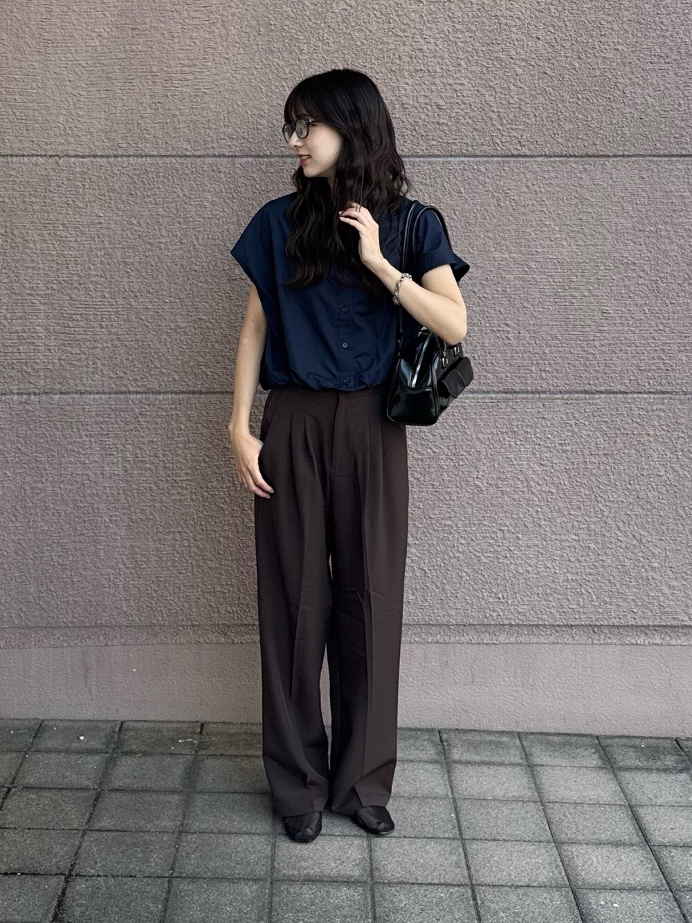 ブルー系のシャツ/ブラウス、ブラウン系のその他パンツ、ブラック系のボストンバッグを着用したレディースの秋コーディネートの1枚目の写真