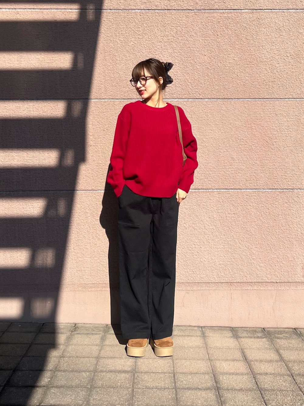 「パンツコーデ、ラフコーデ、お出かけコーデ、ラクチンコーデ、ootd、オトナカジュアル、赤ニット、赤ニットコーデ、カラーニット、カラーニットコーデ、カラーニットで楽しむ冬コーデ」｜「RODE SKOのシャーリングワンハンドルバッグ（ハンドバッグ、ブラウン系）」を使った、kotori33さん（骨格ナチュラル・レディース・160cm）の冬コーディネートの1枚目の写真