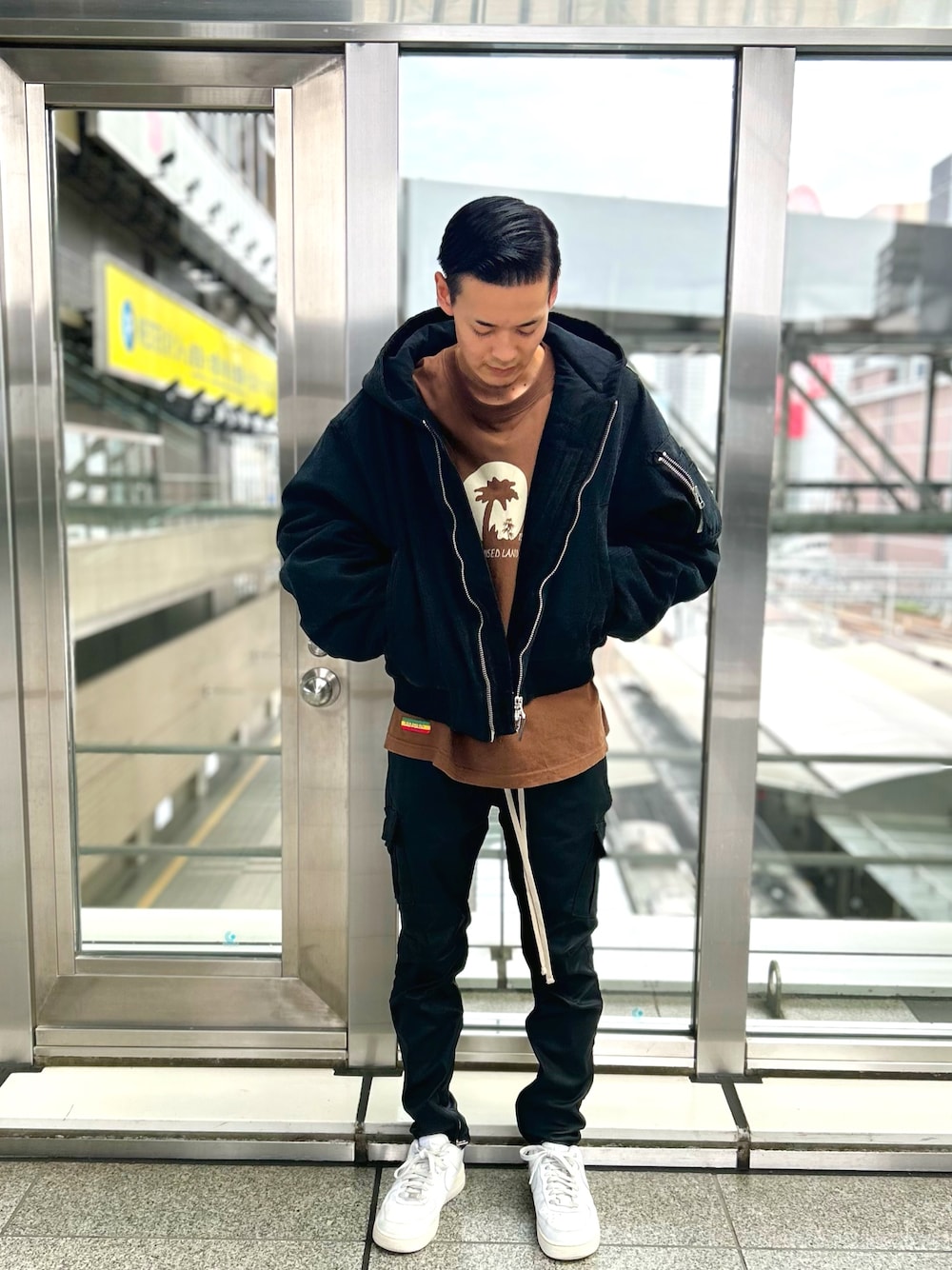 「LHP、lhplucuaosaka、Danke schon、streetstyle、ストリート、ミリタリーコーデ、ストリートファッション、streetfashion、street fashion」｜「DANKE SCHONのDankeSchon/ダンケシェーン/COATING ZIPCARGO PANTS（カーゴパンツ、ブラック系）」を使った、tokuさん（メンズ・165cm）の秋コーディネートの1枚目の写真