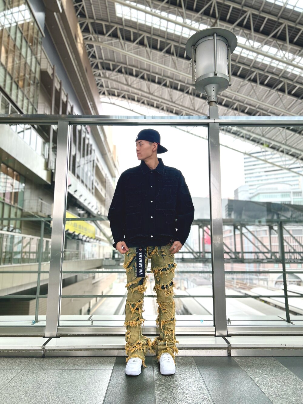 「Danke schon、lhplucuaosaka、LHP、ストリートコーデ、ストリートMIX、ストリートファッション、ストリートカジュアル、ストリート、ストリート系」｜「DANKE SCHONのDankeSchon/ダンケシェーン/11OZ PATCHWORK DENIM JACKET（デニムジャケット、ブラック系）」を使った、tokuさん（メンズ・165cm）の冬コーディネートの1枚目の写真
