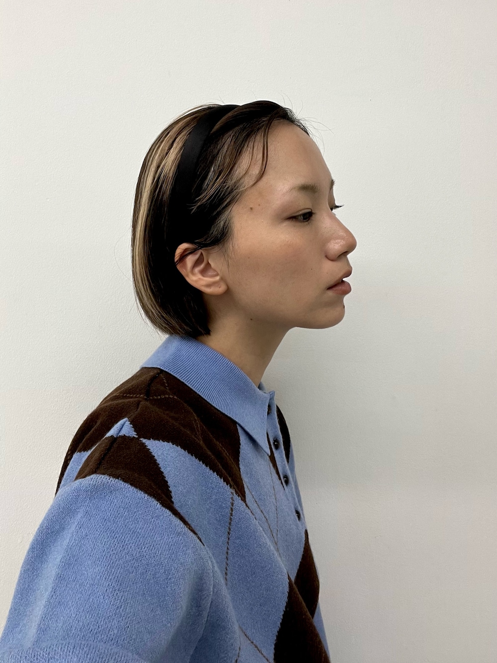 グレー系のその他パンツ、ブルー系のニット/セーター、ブラック系のカチューシャを着用したレディースの秋コーディネートの1枚目の写真
