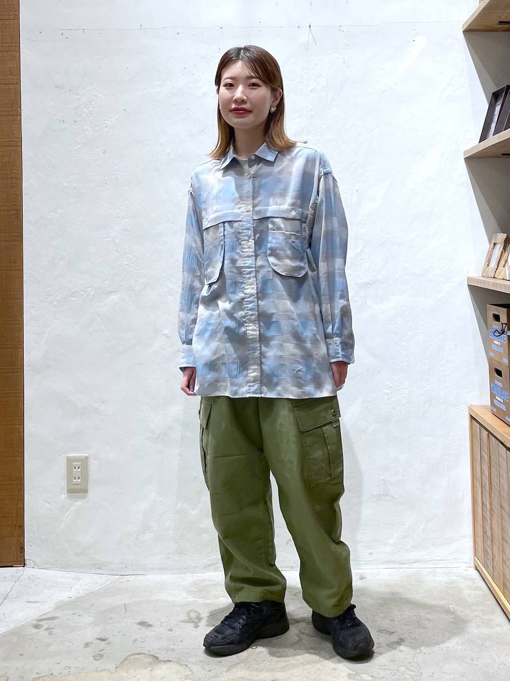 「差し色コーデ、高見え、ガーリー、niko and ...、春コーデ、シャツ、メンズライク、カジュアル」｜「niko and...のフィッシングチェックシアーシャツ（シャツ/ブラウス、ブルー系）」を使った、ごとちんさん（レディース・162cm）の春コーディネートの1枚目の写真