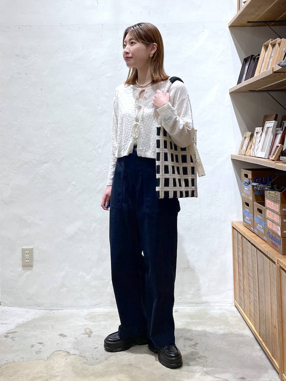 「差し色コーデ、高見え、ガーリー、niko and ...、春コーデ、カーディガン、きれいめ」｜「niko and...のオリジナルスニーカーソールローファー（ローファー、ブラック系）」を使った、ごとちんさん（レディース・162cm）の春コーディネートの1枚目の写真