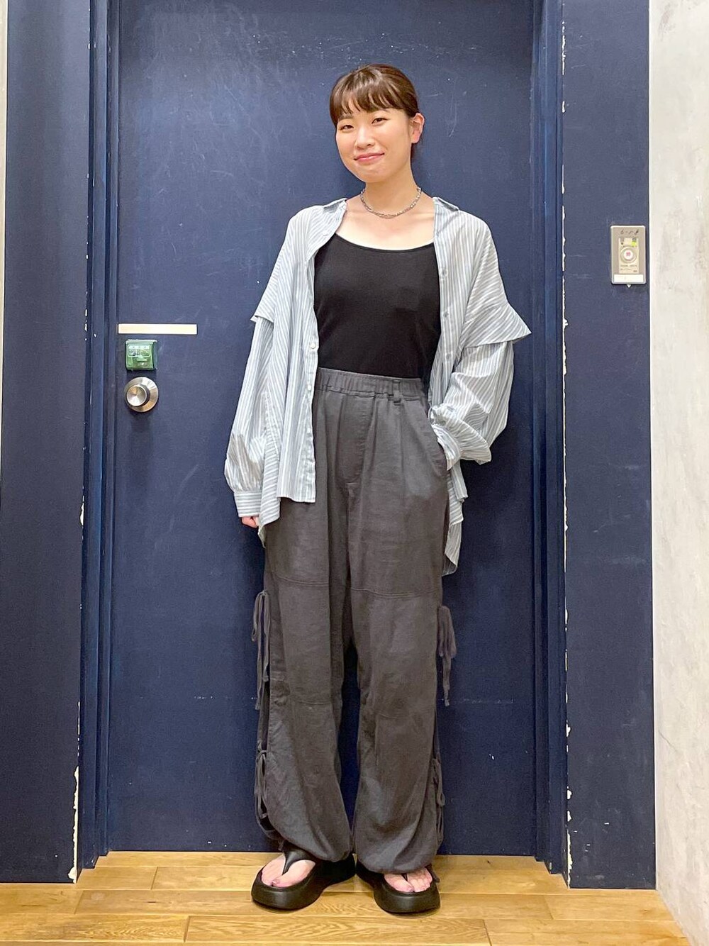 「差し色コーデ、高見え、ガーリー、niko and ...、シャツ」｜「niko and...のオリジナルニコモコトングサンダル（サンダル、ブラック系）」を使った、ごとちんさん（レディース・162cm）の夏コーディネートの1枚目の写真