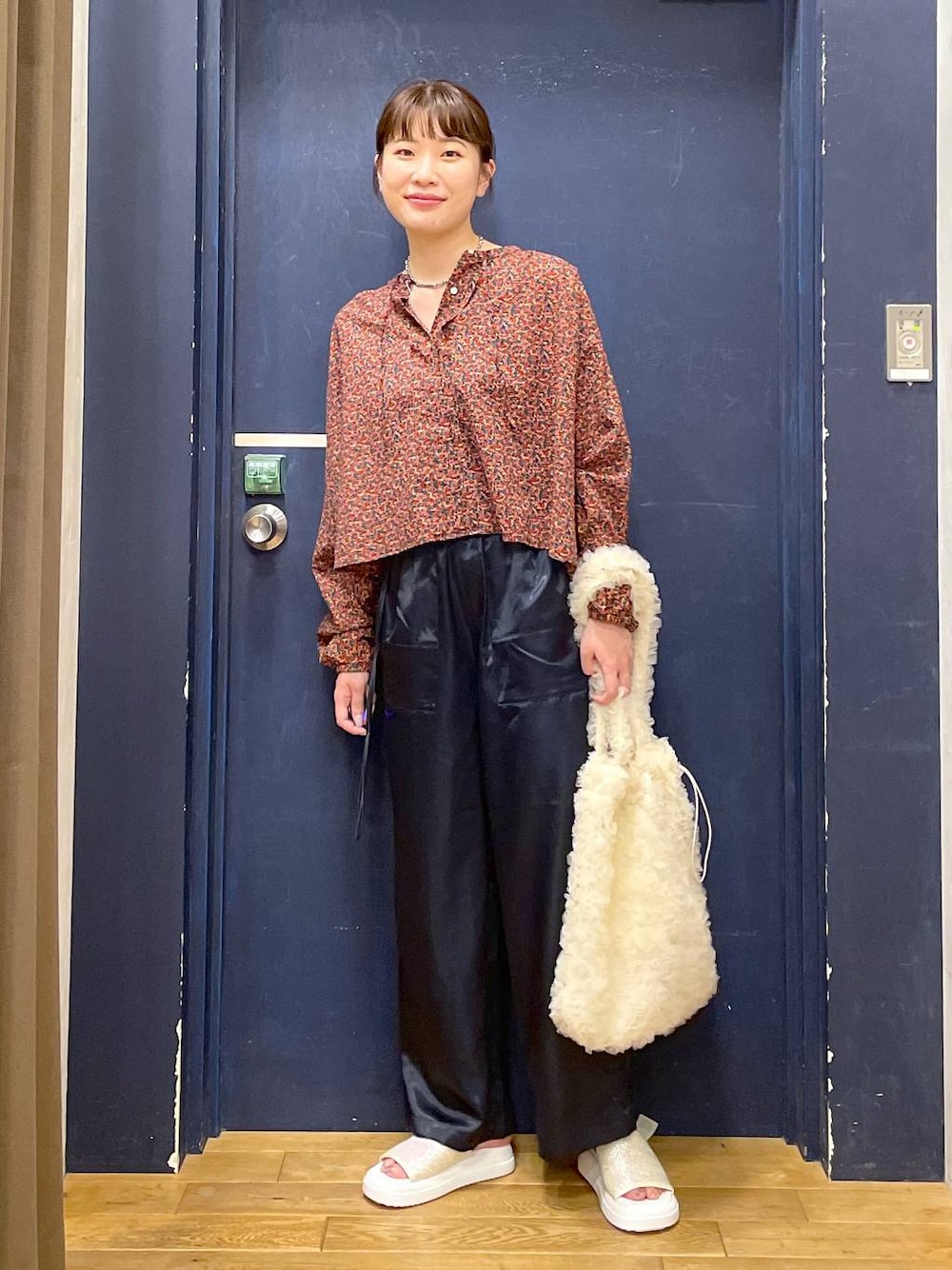 「差し色コーデ、高見え、ガーリー、niko and ...、ブラウス」｜「niko and...のオリジナルキラキラスライドサンダル（サンダル、ベージュ系）」を使った、ごとちんさん（レディース・162cm）の夏コーディネートの1枚目の写真