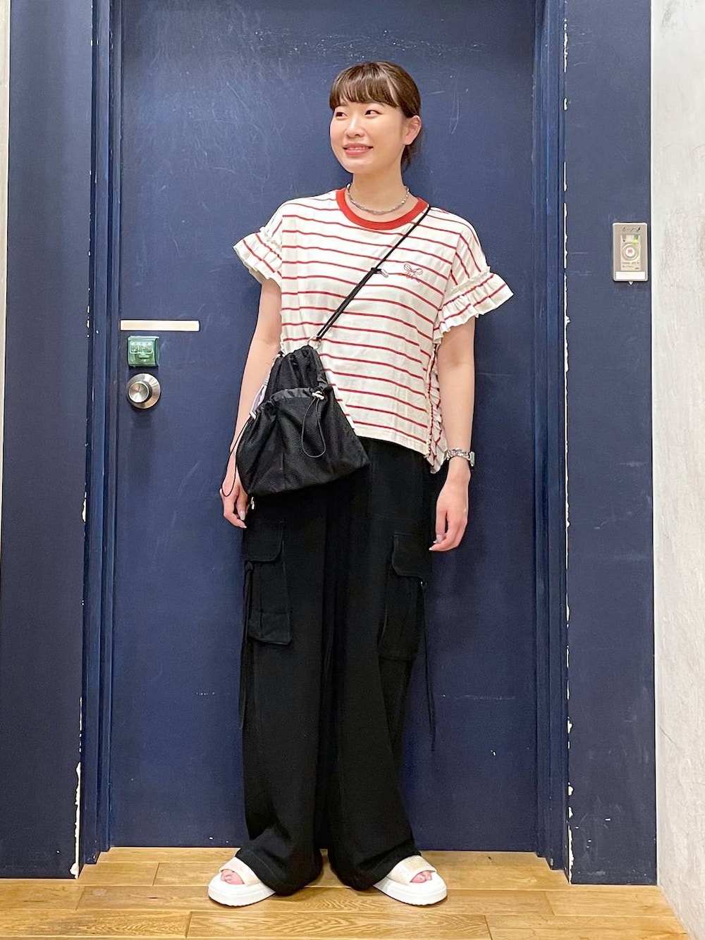 「差し色コーデ、高見え、ガーリー、niko and ...、Tシャツ、夏コーデ」｜「niko and...のオリジナルキラキラスライドサンダル（サンダル、ブラック系）」を使った、ごとちんさん（レディース・162cm）の夏コーディネートの1枚目の写真