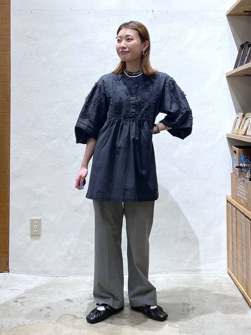 「差し色コーデ、高見え、ガーリー、niko and ...、春コーデ、ブラウス、きれいめ」｜「niko and...のキチントEASYハイウエストパンツ（その他パンツ、グレー系）」を使った、ごとちんさん（レディース・162cm）の春コーディネートの1枚目の写真