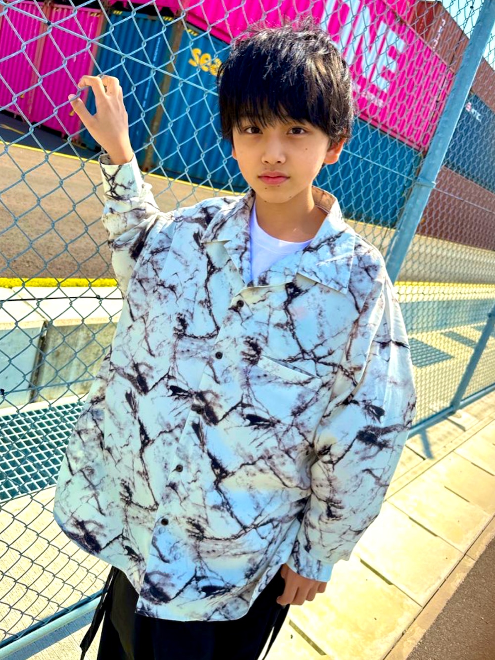 「春服デビュー宣言、シンプルコーデ、シャツスタイル、おしゃれさんと繋がりたい、むすこーで、男の子コーデ、中学生男子、中学生ファッション、男子コーデ、男子中学生、ジュニアコーデ、Sサイズ系男子、Sサイズコーディネート」｜「LOVEHUNTERのLOVEHUNTER / ハイソール スクェアトゥ　チェーンローファー (1731)　チェーンモチーフ（ローファー、ブラック系）」を使った、KUON 数井琥恩さん（キッズ・154cm）の春コーディネートの1枚目の写真